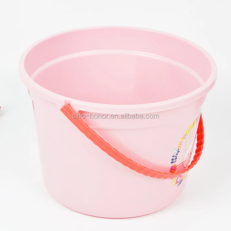 
 Пластиковые предметы первой необходимости в пластиковом ведре  