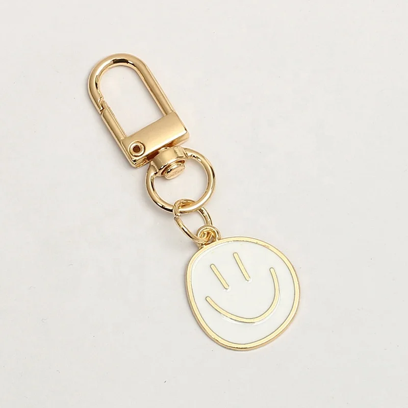 Hot selling cute smiling face pendant zinc alloy keychain candy color versatile smiling face keychain