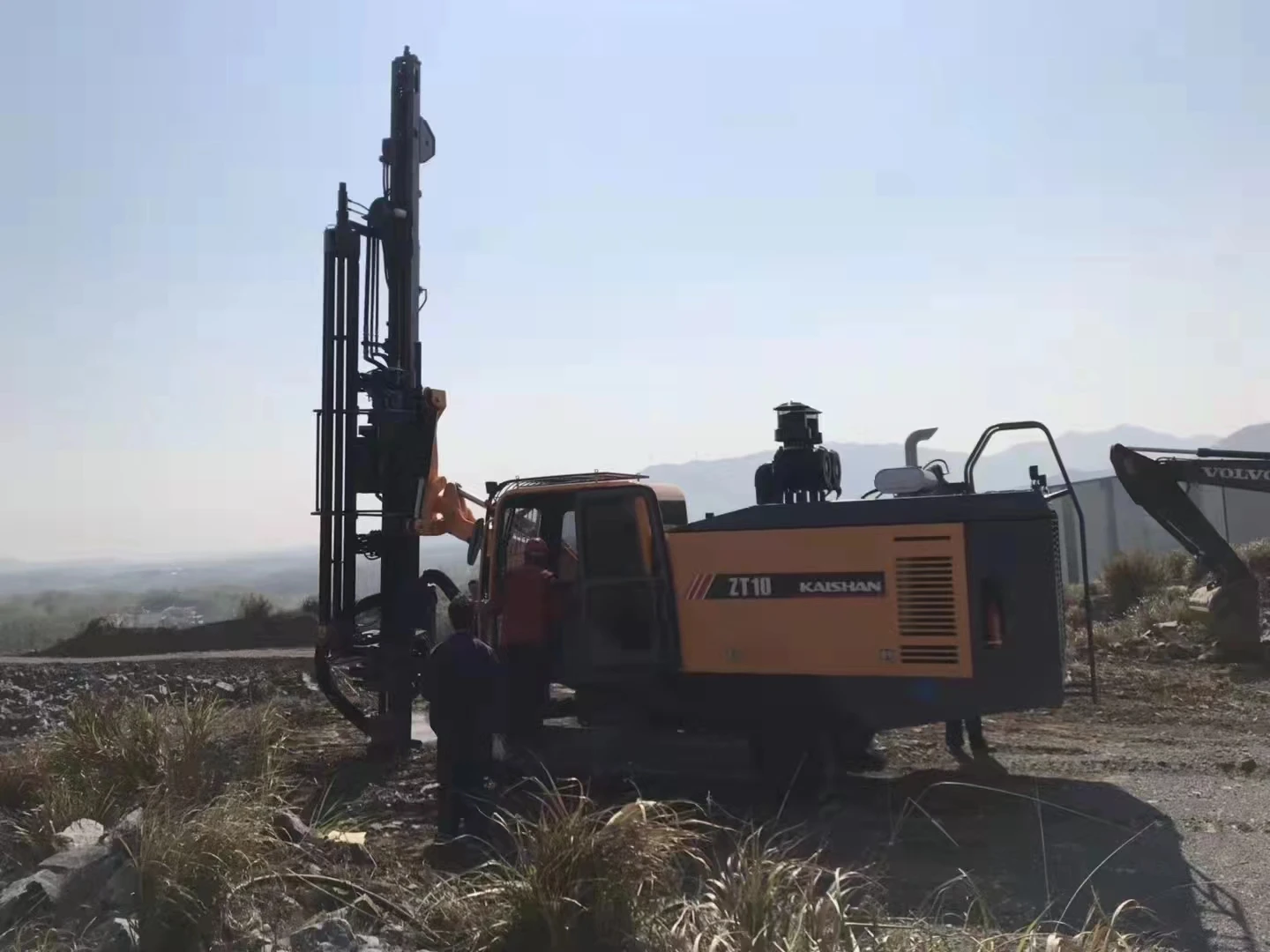 Small down-the-hole Crawler drill rig mine water well drilling rig Multi-purpose and practical drilling machine