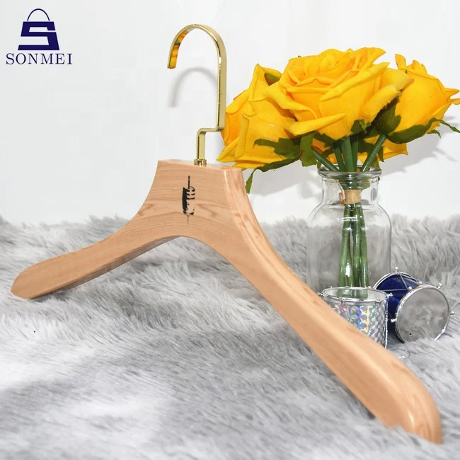 Top quality durable luxury wood imitate gold hook plastic coat hanger