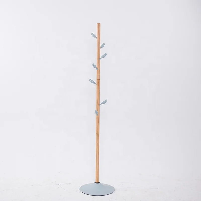 Деревянная вешалка для одежды в современном дизайне