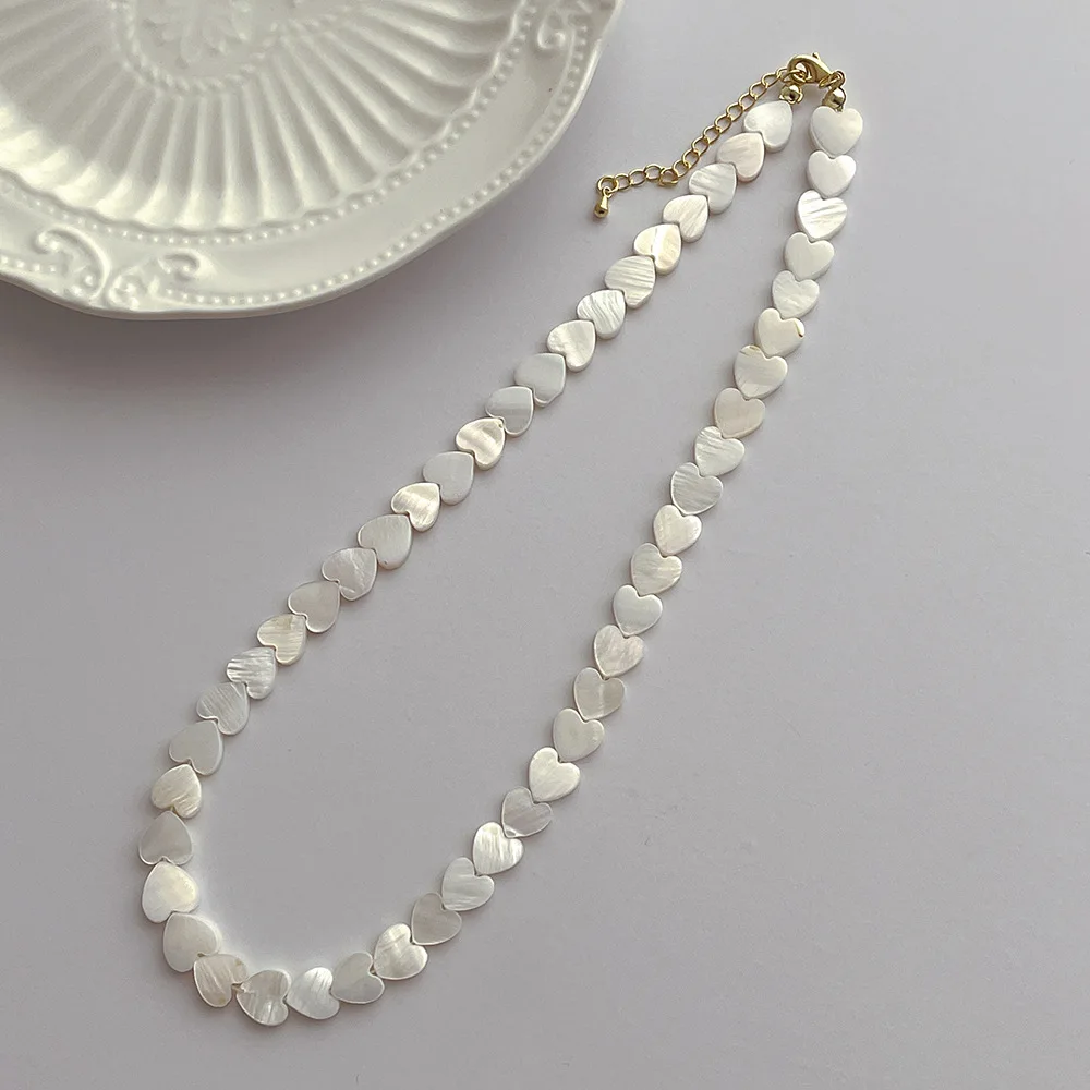 10mm Beaded Natural Shell Love Heart Necklace Delicate White Short Choker Necklaces for Women Elegant Summer Beach Boho Jewelry
