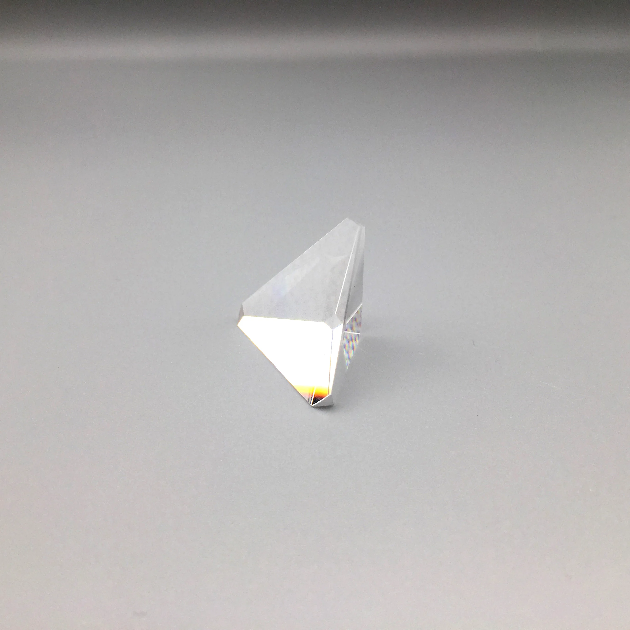 
 Высокоточные Оптические ретроотражатели, треугольные Угловые кубические призмы, без покрытий  