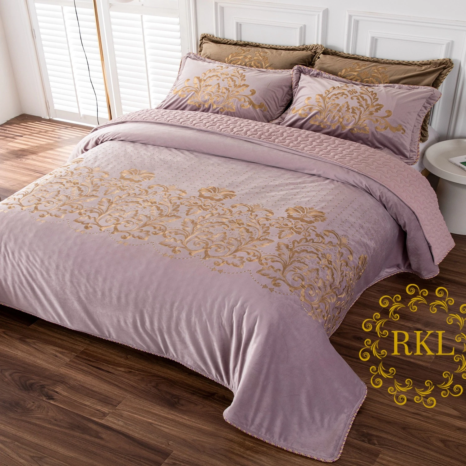 Wholesale Plain Velvet Embroidery 3 Pieces Bedding Quilt Sets King Queen Bed Cover Blanket Quilted Bedspread