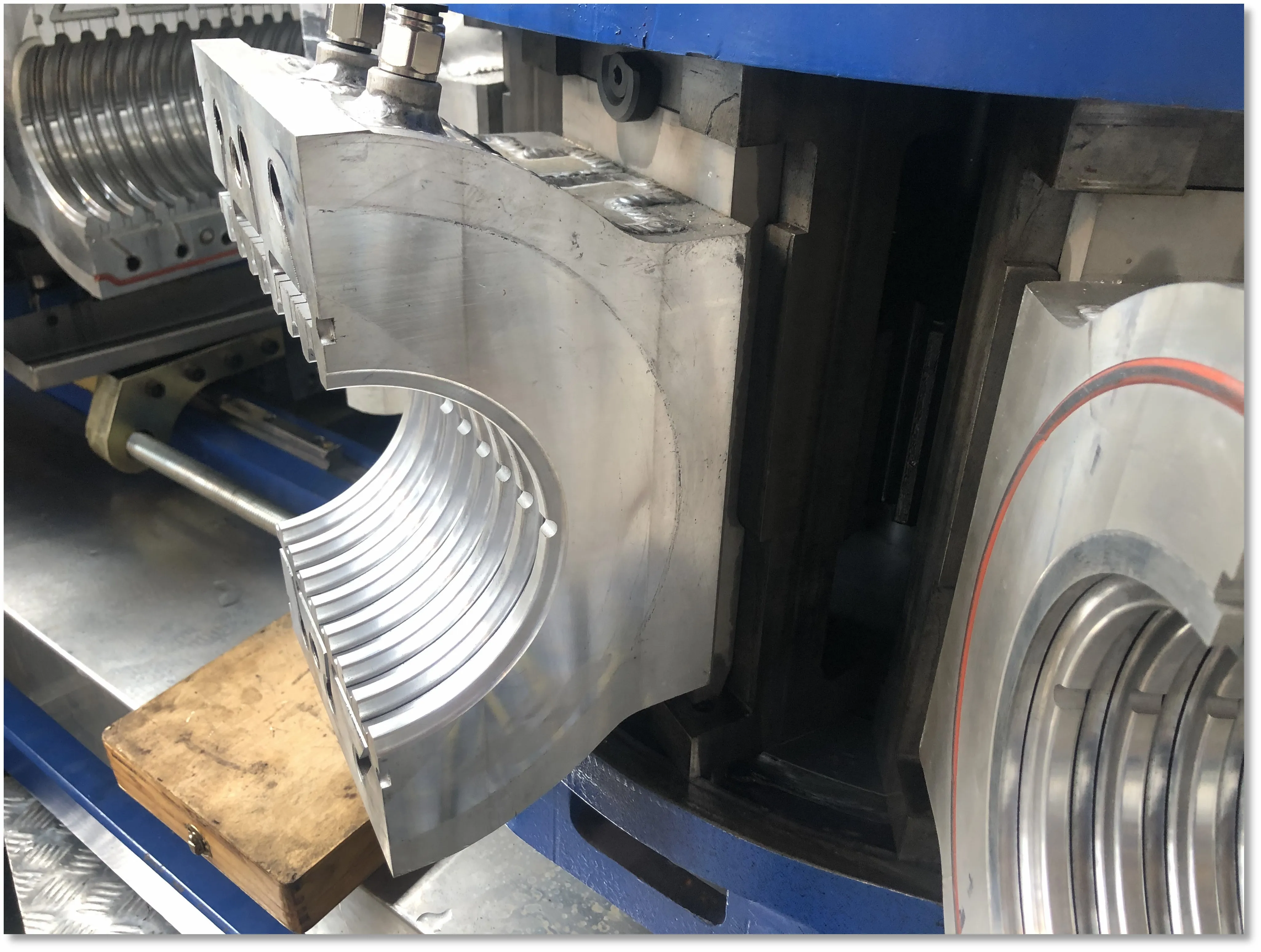 SN8 HDPE flexible corrugated pipe making machine producing 500mm DWC pipes