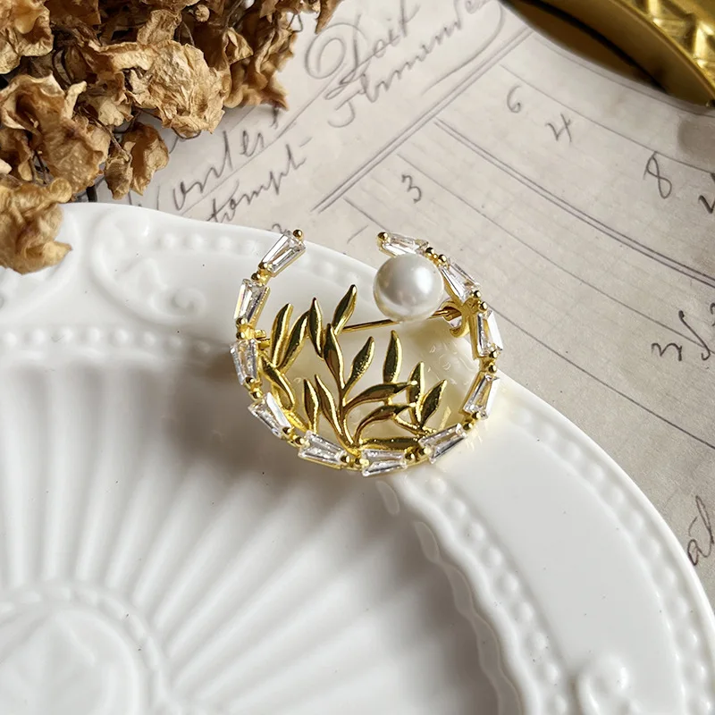 Factory wholesale chinese vintage brooch zinc alloy Metal pearl rhinestone brooches for men clothing