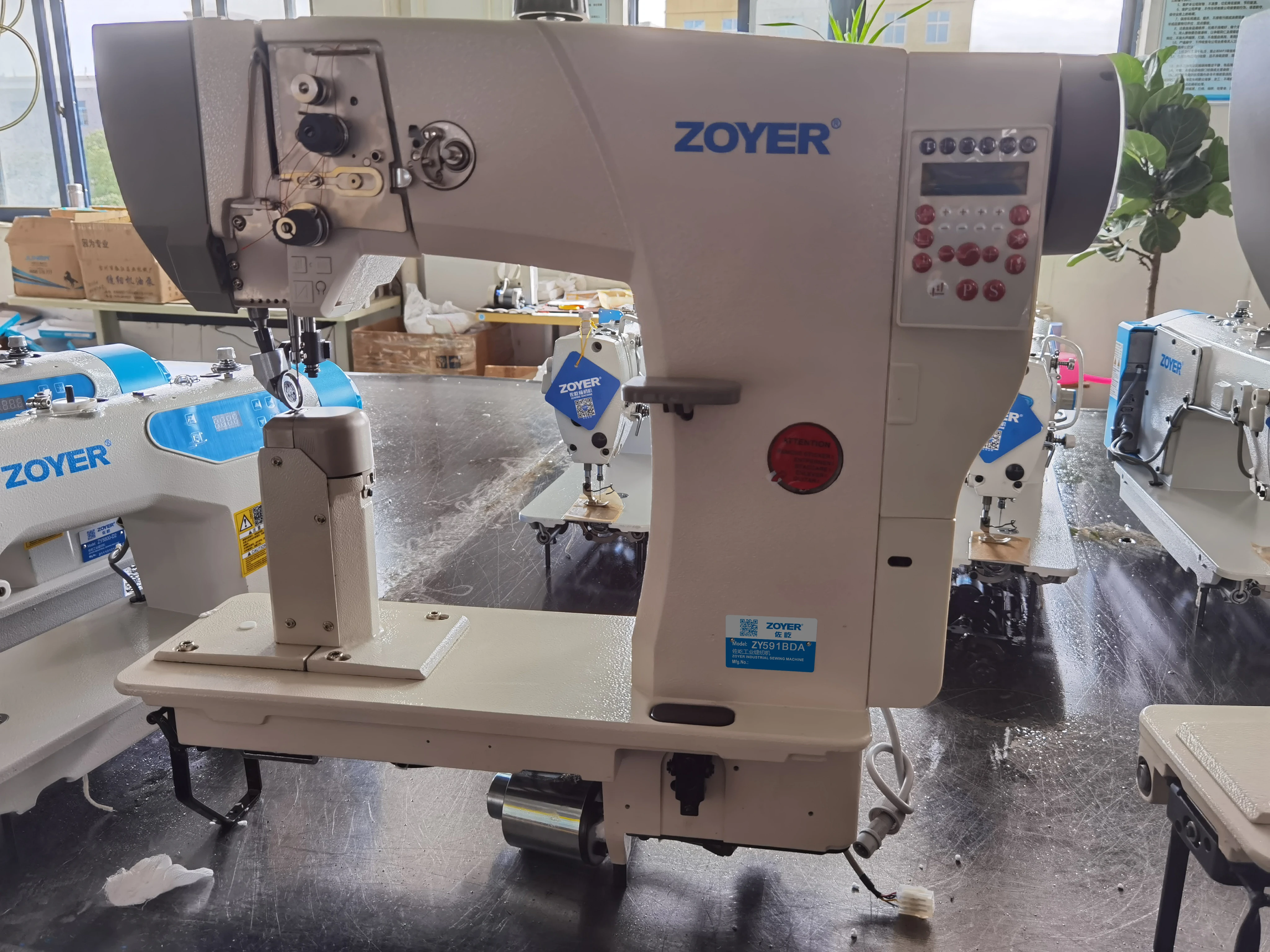 Швейная машина ZY592DA Zoyer с большим крючком и двойной иглой