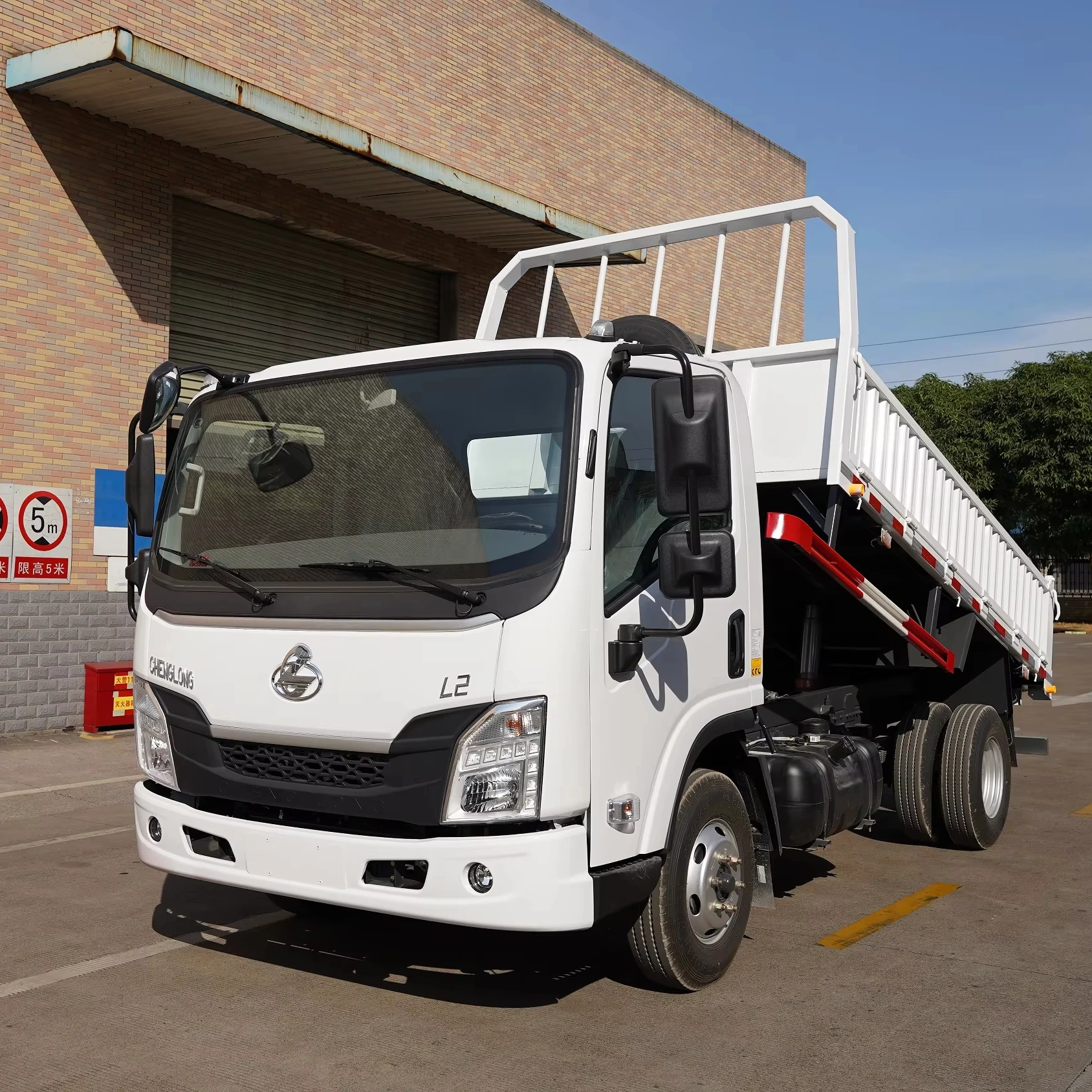 Легкий грузовик Chenglong 4X4LHD инженерный с грузом 5-8 тонн отсек съемный