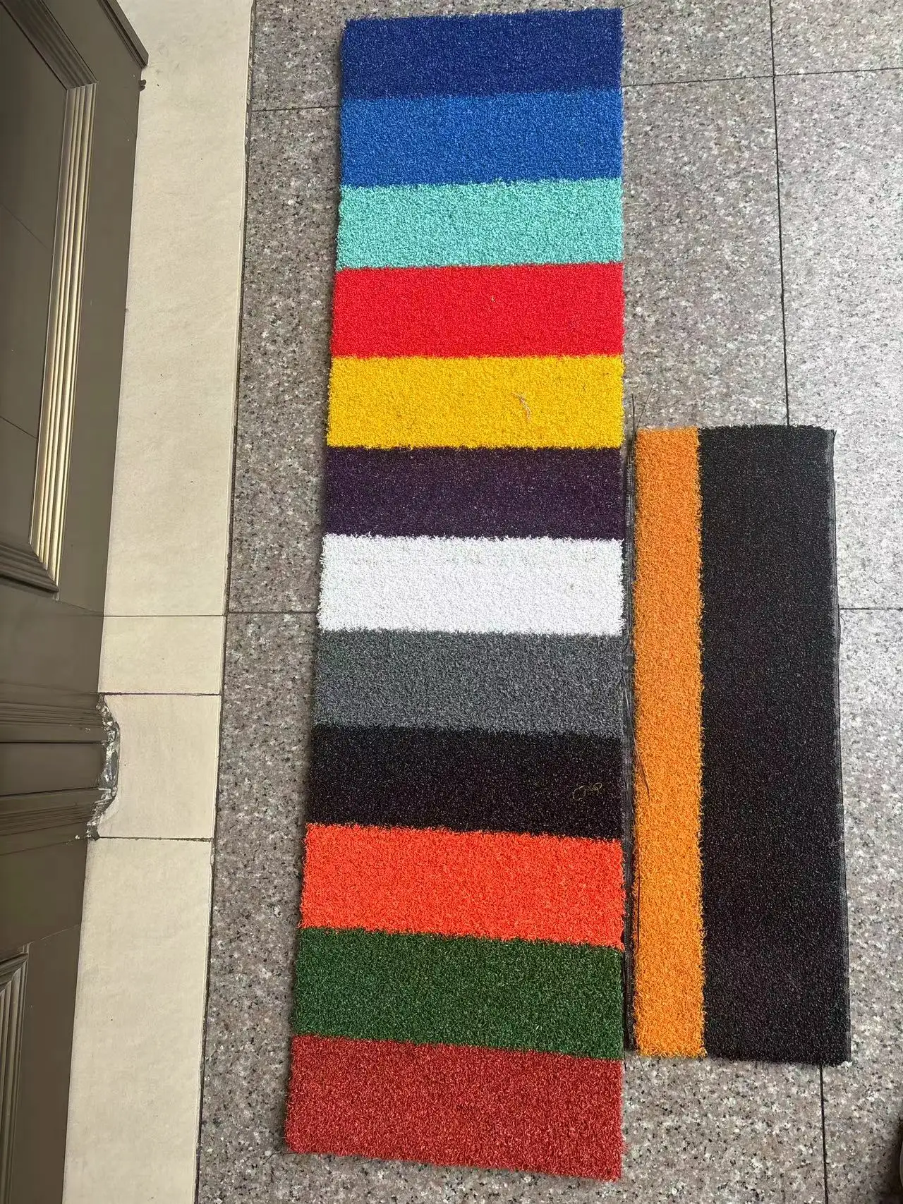 New design knee protection shock padded absorbing artificial grass astro turf for gym sports fitness flooring