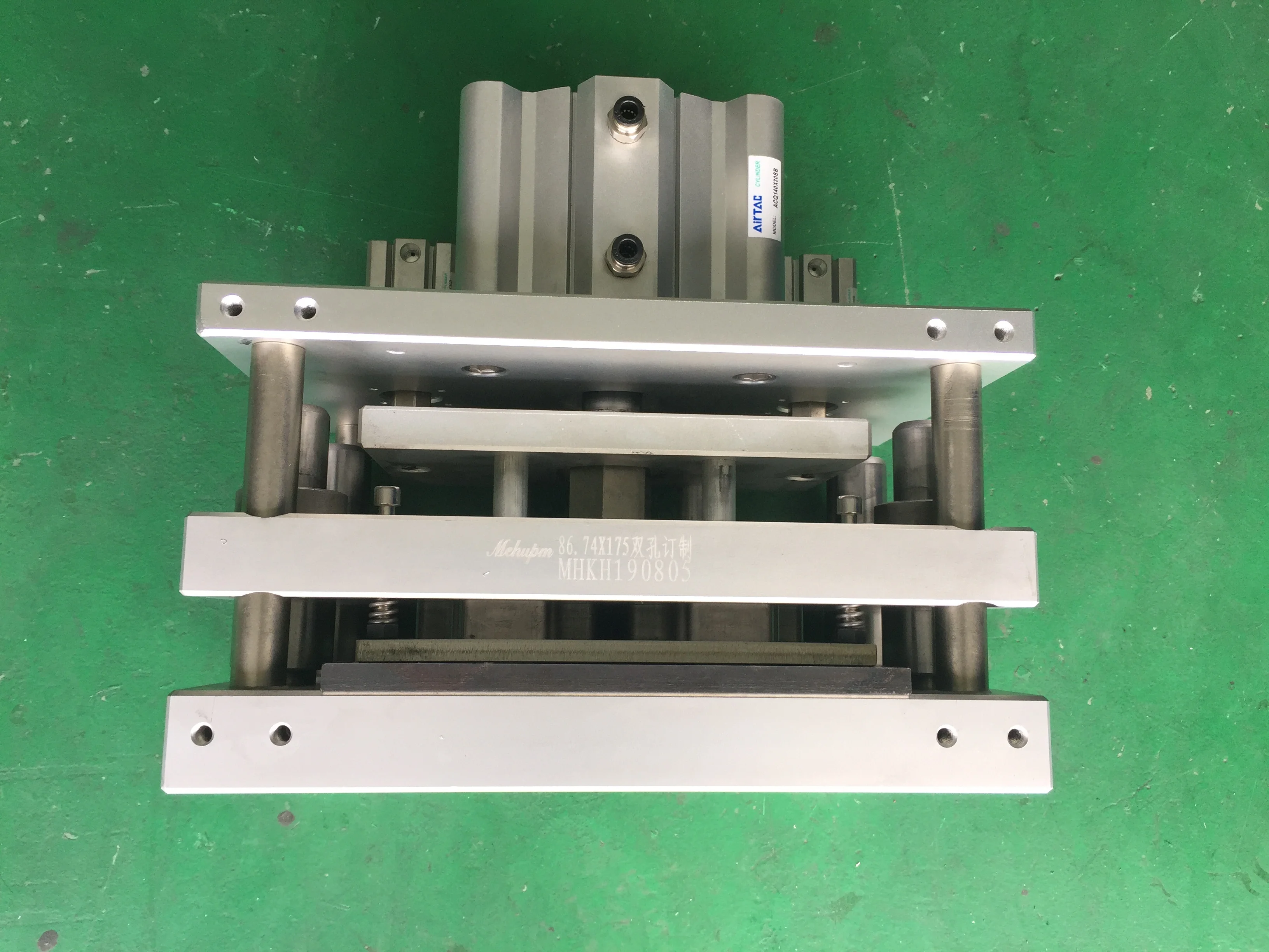 Customize special shaped pneumatic type hole punching tools for plastic bag