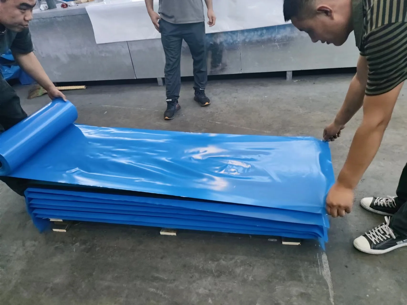 Slip abrasion resistant ceramic lagging rubber sheet for belt pulley