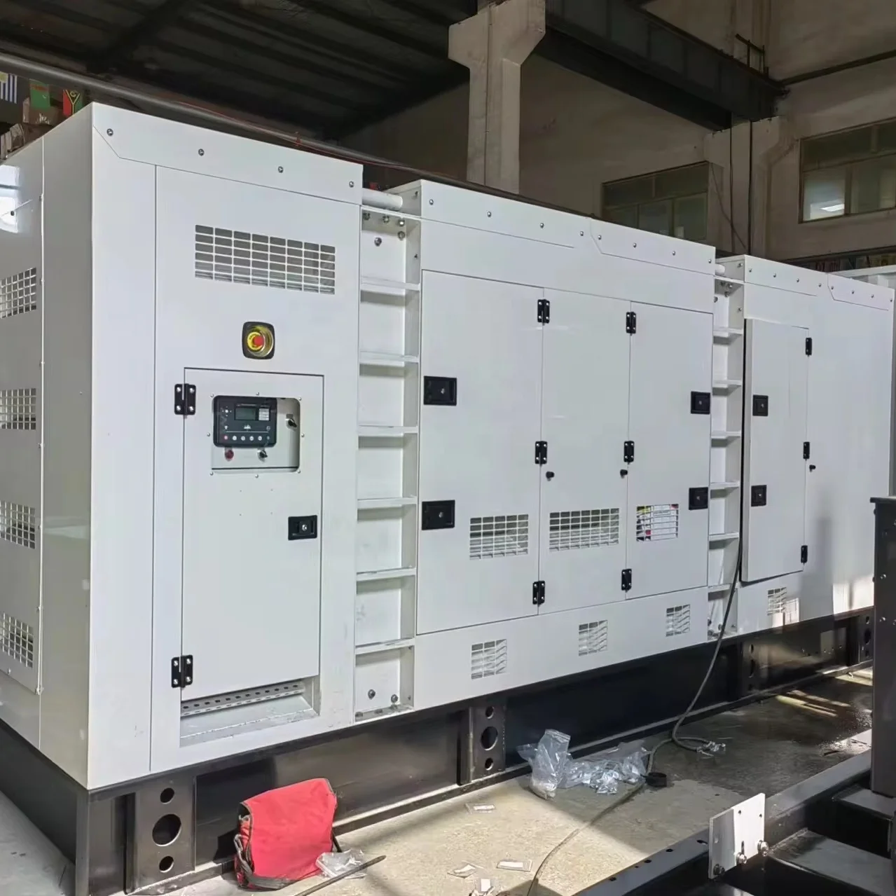 Powered by Cummins engine KTA38-G2 silent type 600kw 750kva diesel generator set