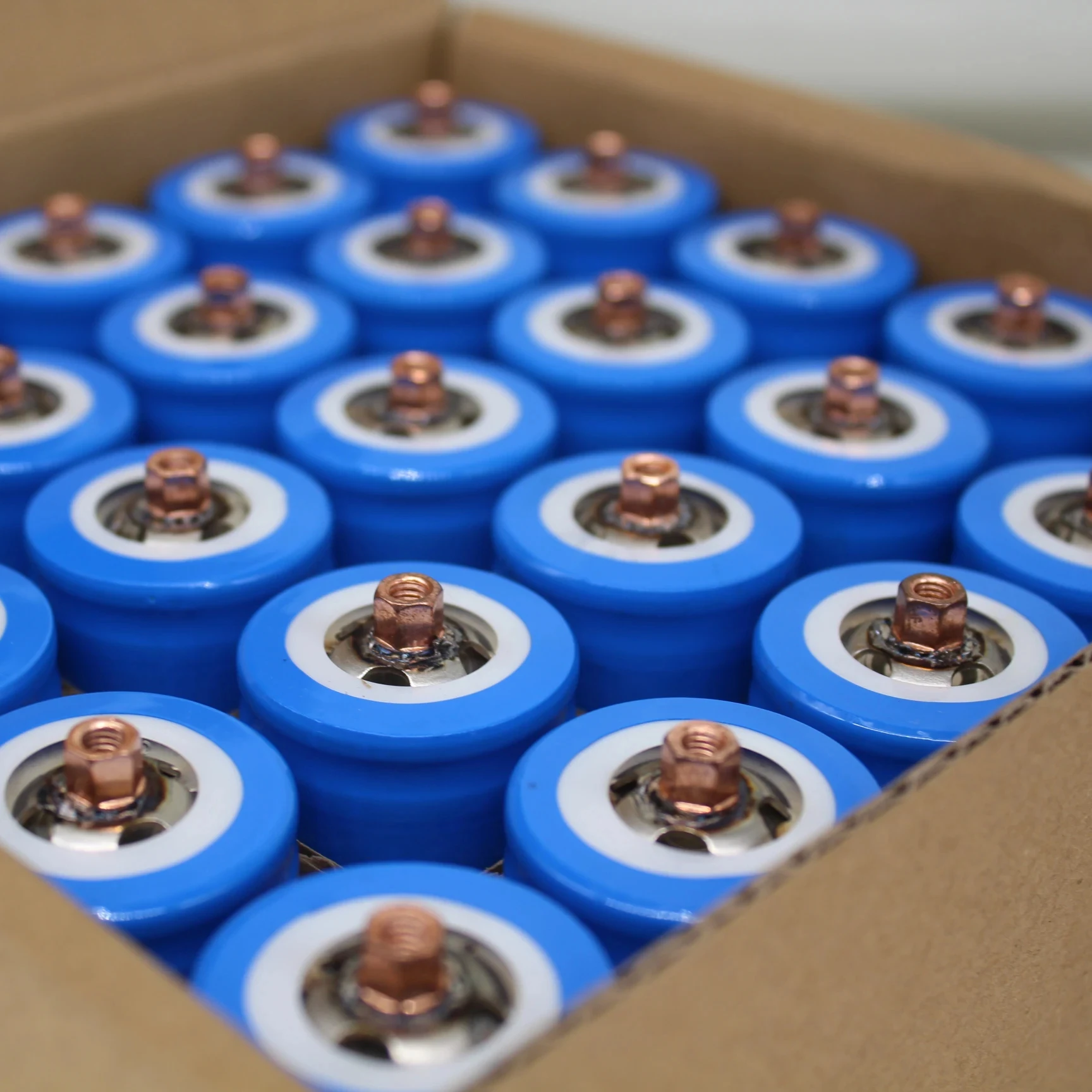 Clearance Price 32650 Brand New Lifepo4 3.2V 6000mAh Lithium Ion Batteries 32700 With Studs