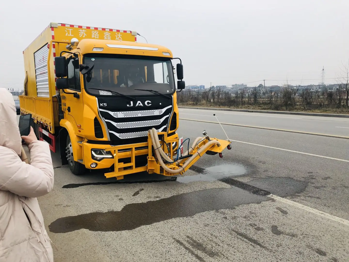 Ultra High Pressure Water Blasting Road Marking Remove Runway Rubber Glue Removal for