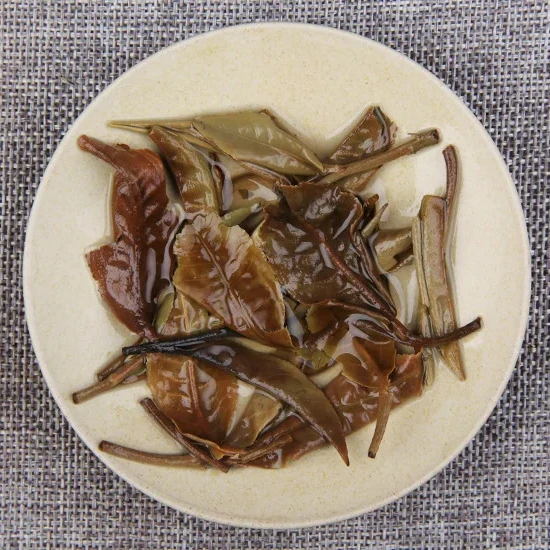 Yunnan Puerh лунный белый чай Китайский Юньнань листья ранней весной Лунный свет листовой