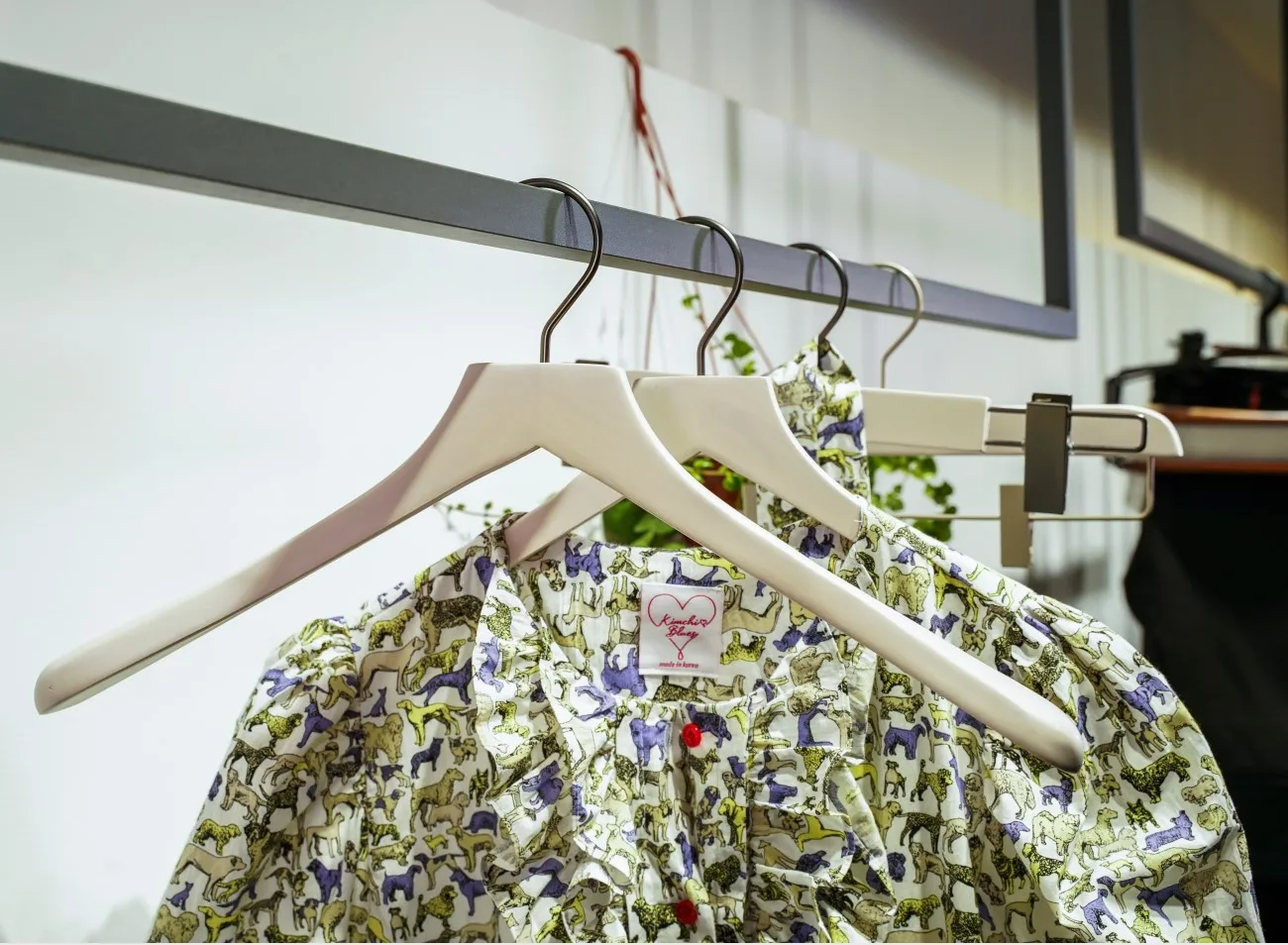 Accessed Lanhome High Quality Brand custom wooden coat hanger with hooks