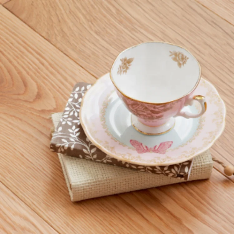 Износостойкий деревянный пол класса А из белого дуба для гостиной