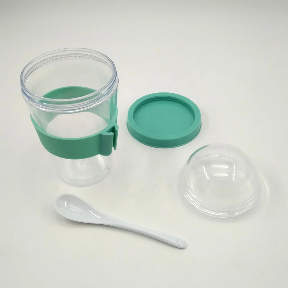 Пластиковая чашка для йогурта с ложкой и купольной крышкой