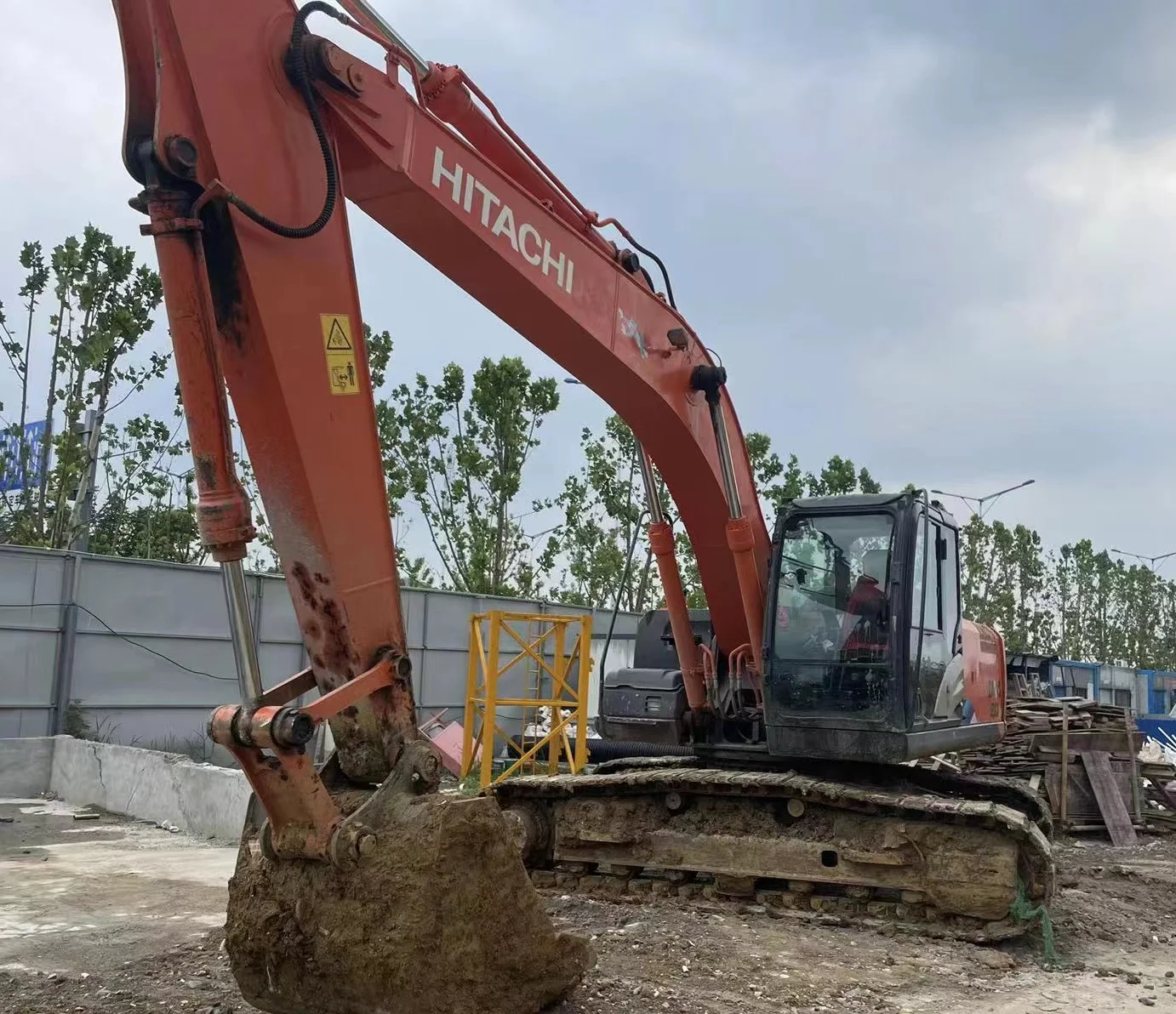 Экскаватор Hitachi мини-экскаватор на гусеничном ходу 20 тонн