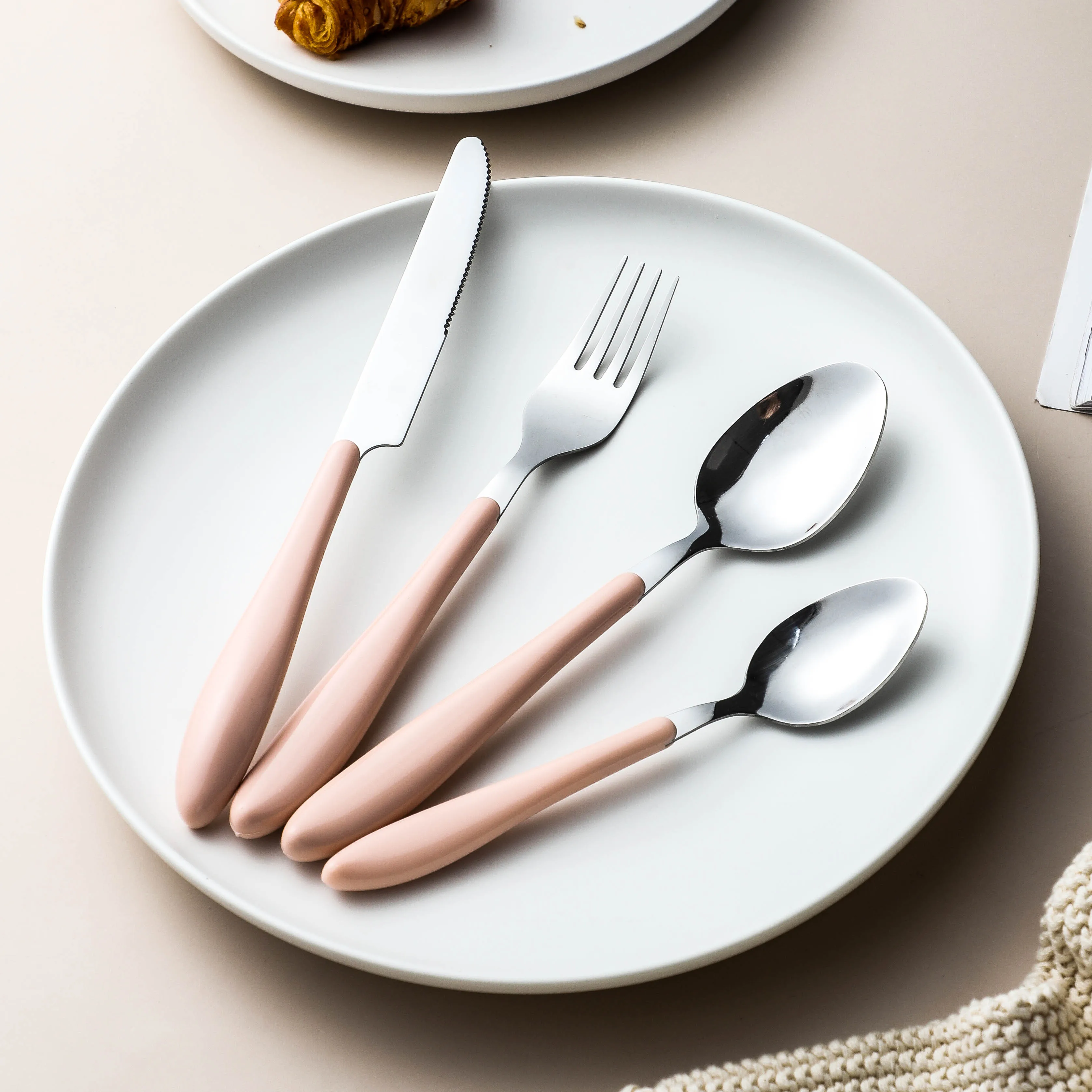 Wholesale lowest price flatware custom colors stainless steel knife fork spoon set plastic spoon handle cutlery set restaurant