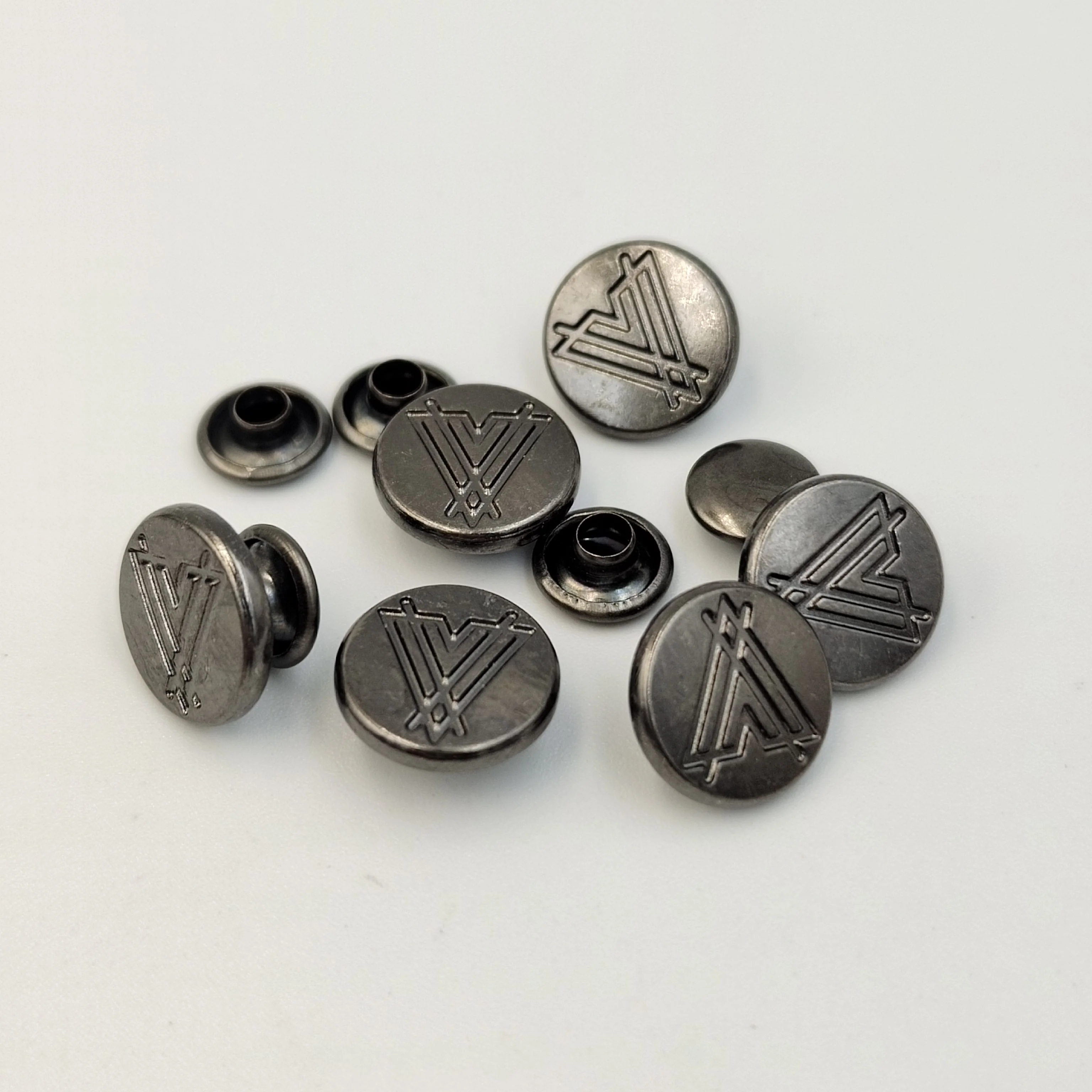 Oeko-tex 100 дизайнерские металлические круглые Выгравированные головки с логотипом двойные заклепки декоративные и для