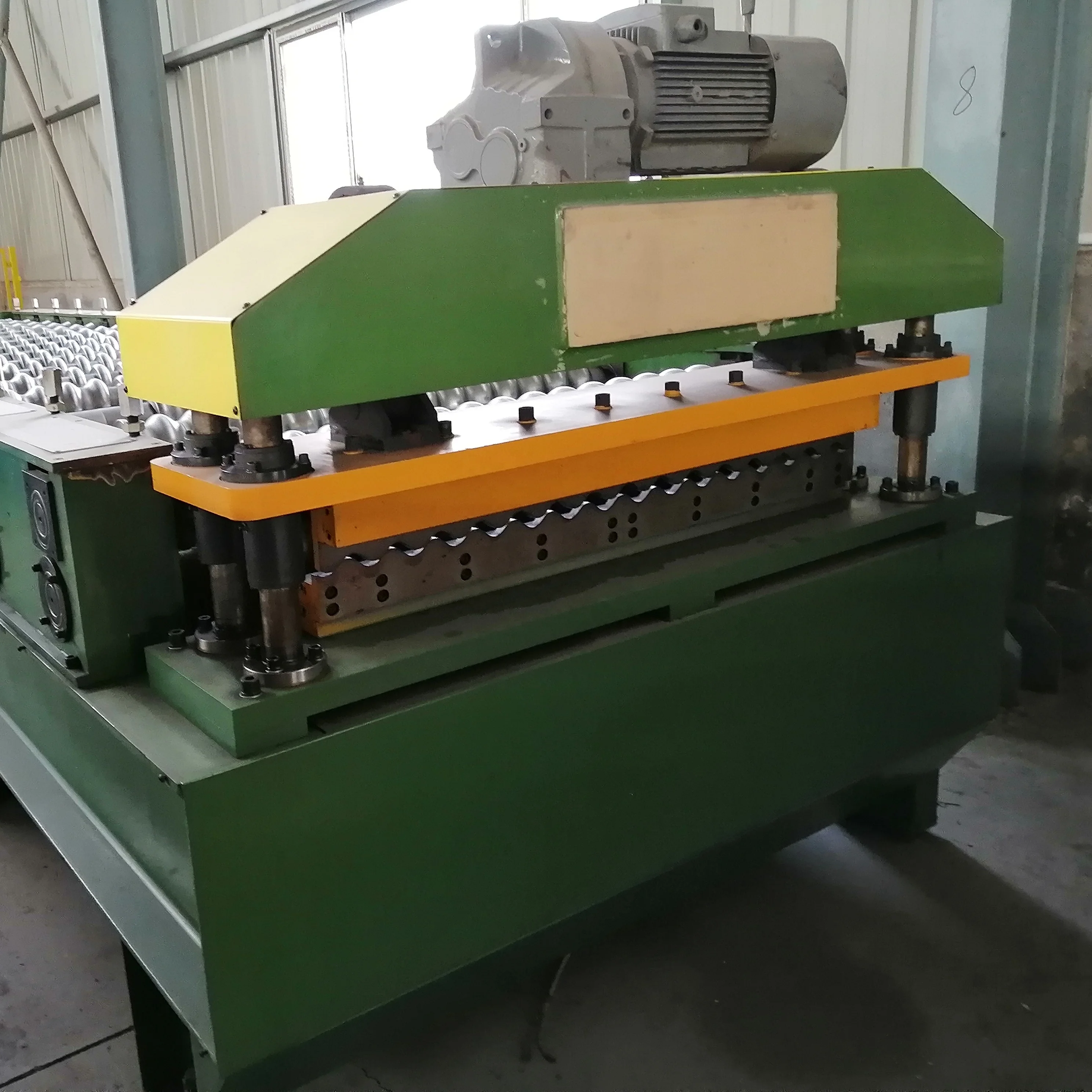 Electric cutting fast speed corrugated wall panel forming machine