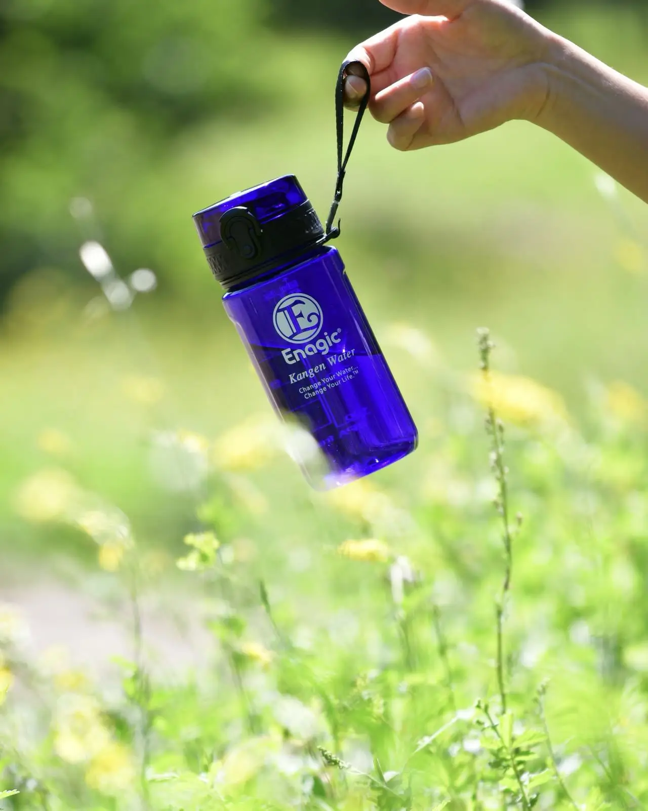 Оптовая продажа хорошее качество BPA бесплатно высокое Пользовательский логотип темно-синяя пластиковая бутылка для воды путешествий кемпинга