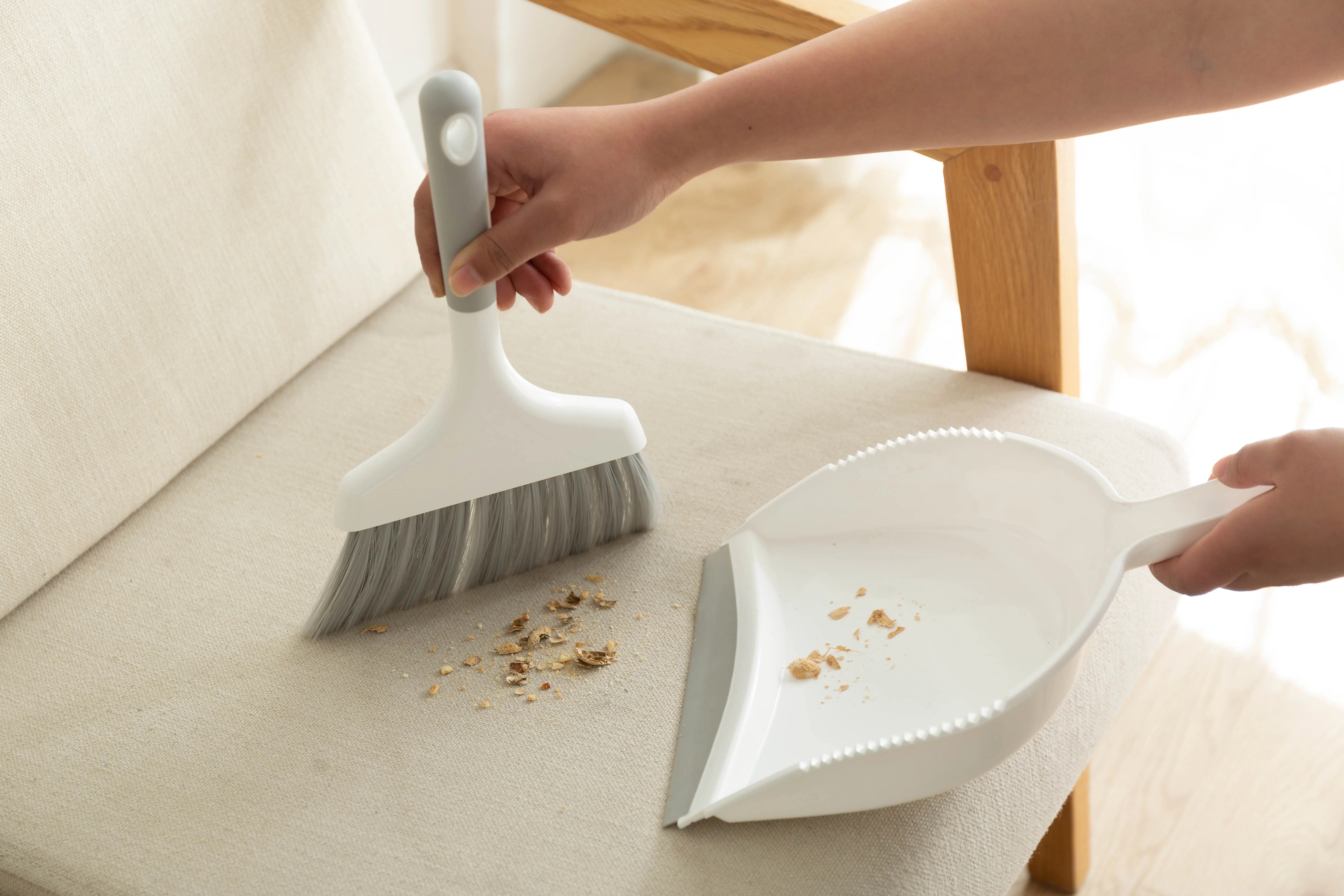 Kworld High Quality Manufacturer Supply Sweeping long handled Mini Broom Brush and Dustpan with TPR Lip for Home Kitchen