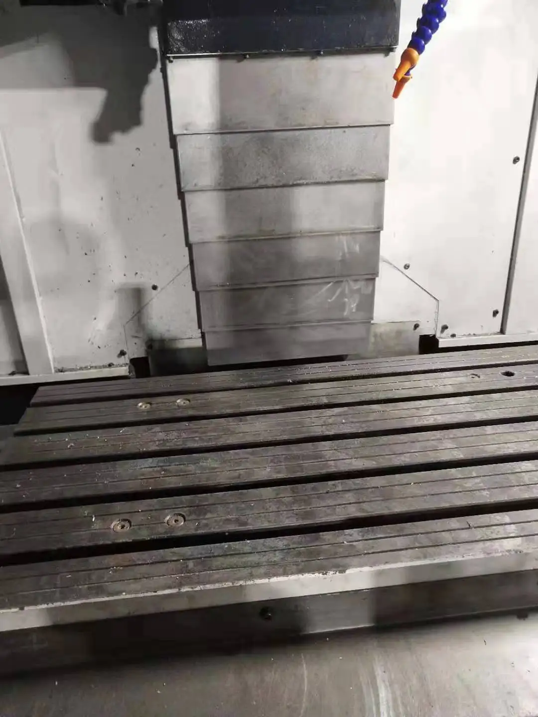 Подержанный вертикальный обрабатывающий центр с ЧПУ VMC 850 тайваньского бренда по низкой цене для продажи