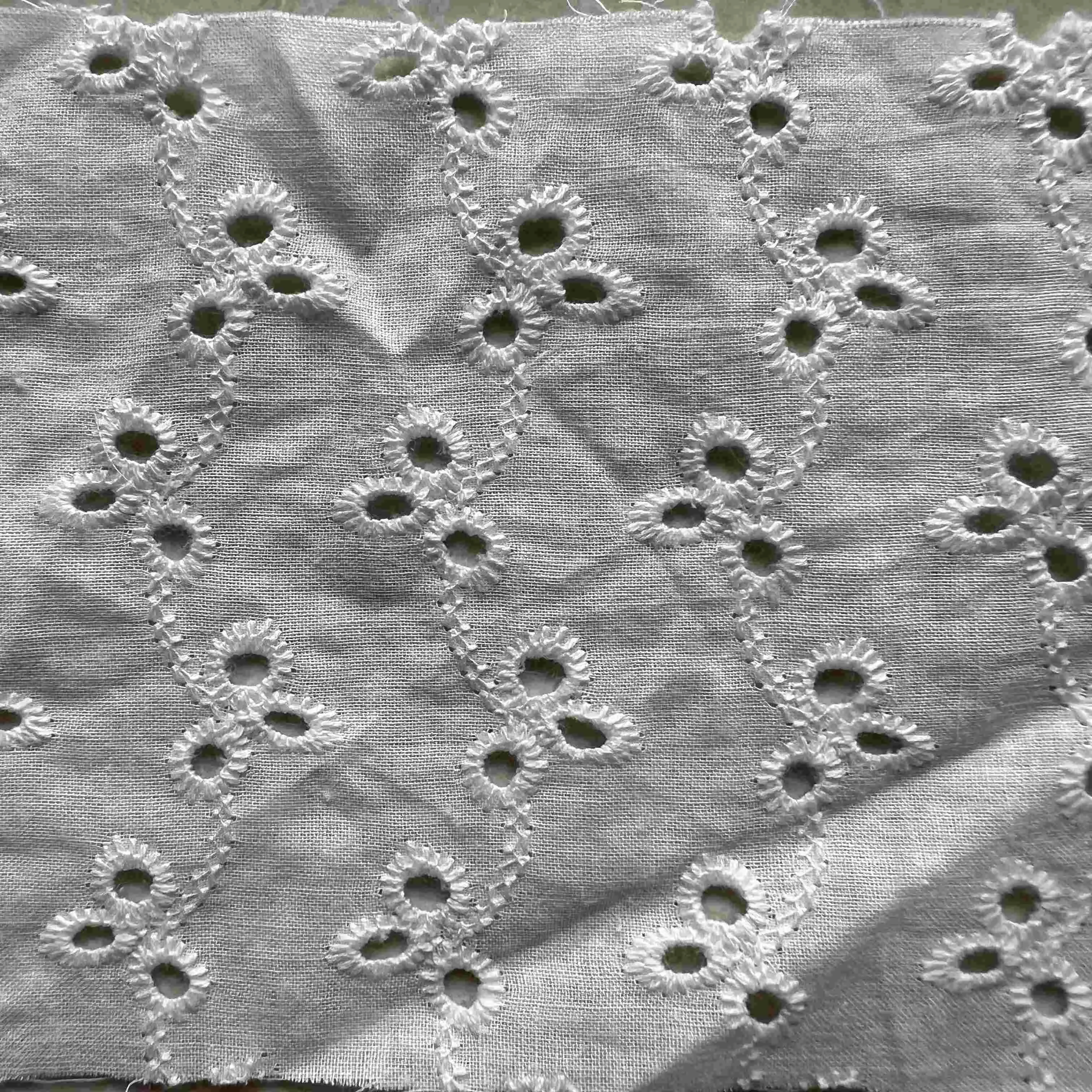 China textile white scallop eyelet beautiful pattern 100 cotton bridal lace embroidery fabrics for women