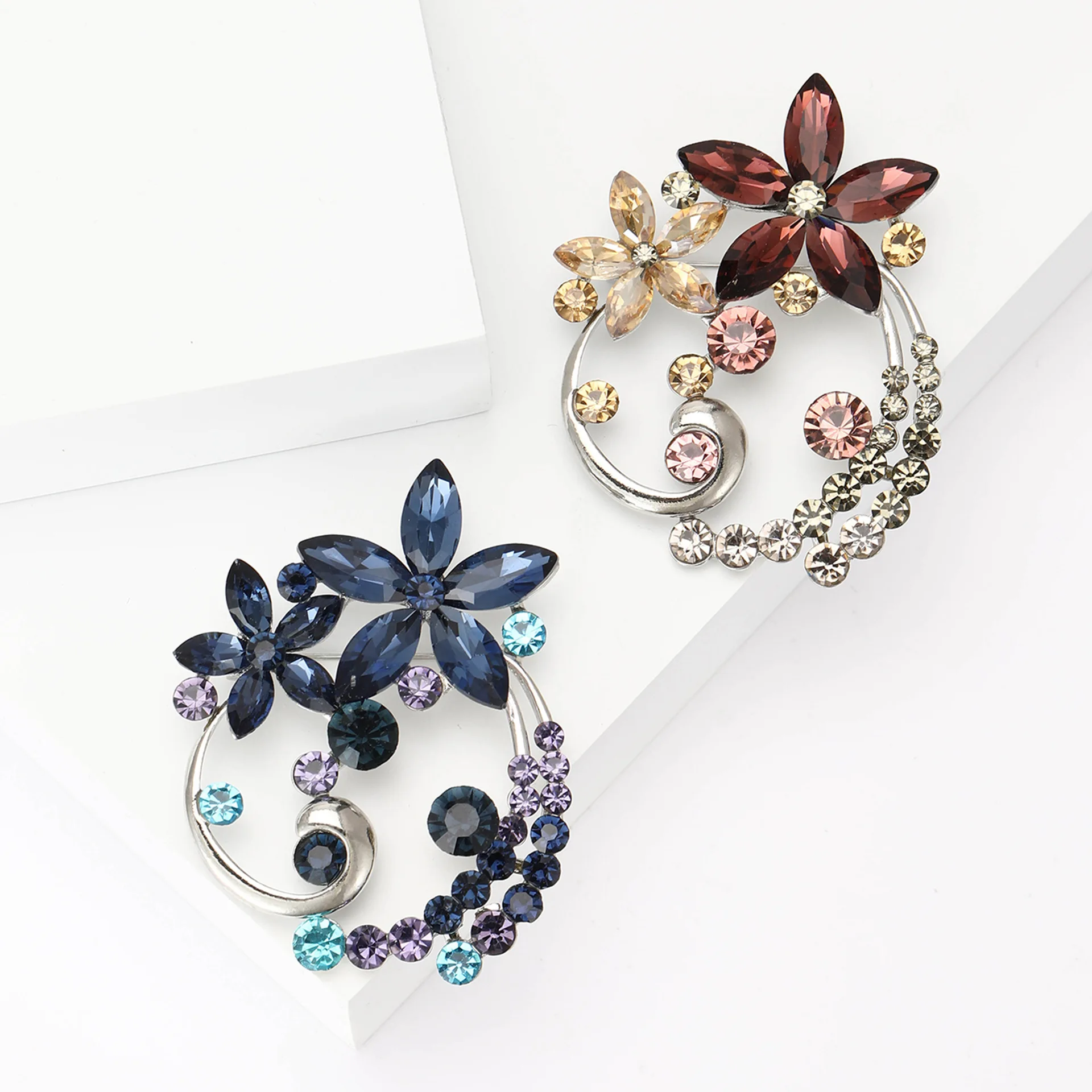 Wholesale Luxury Fashion Korean Women Brooch Pins Gifts Flower Crystal Brooch