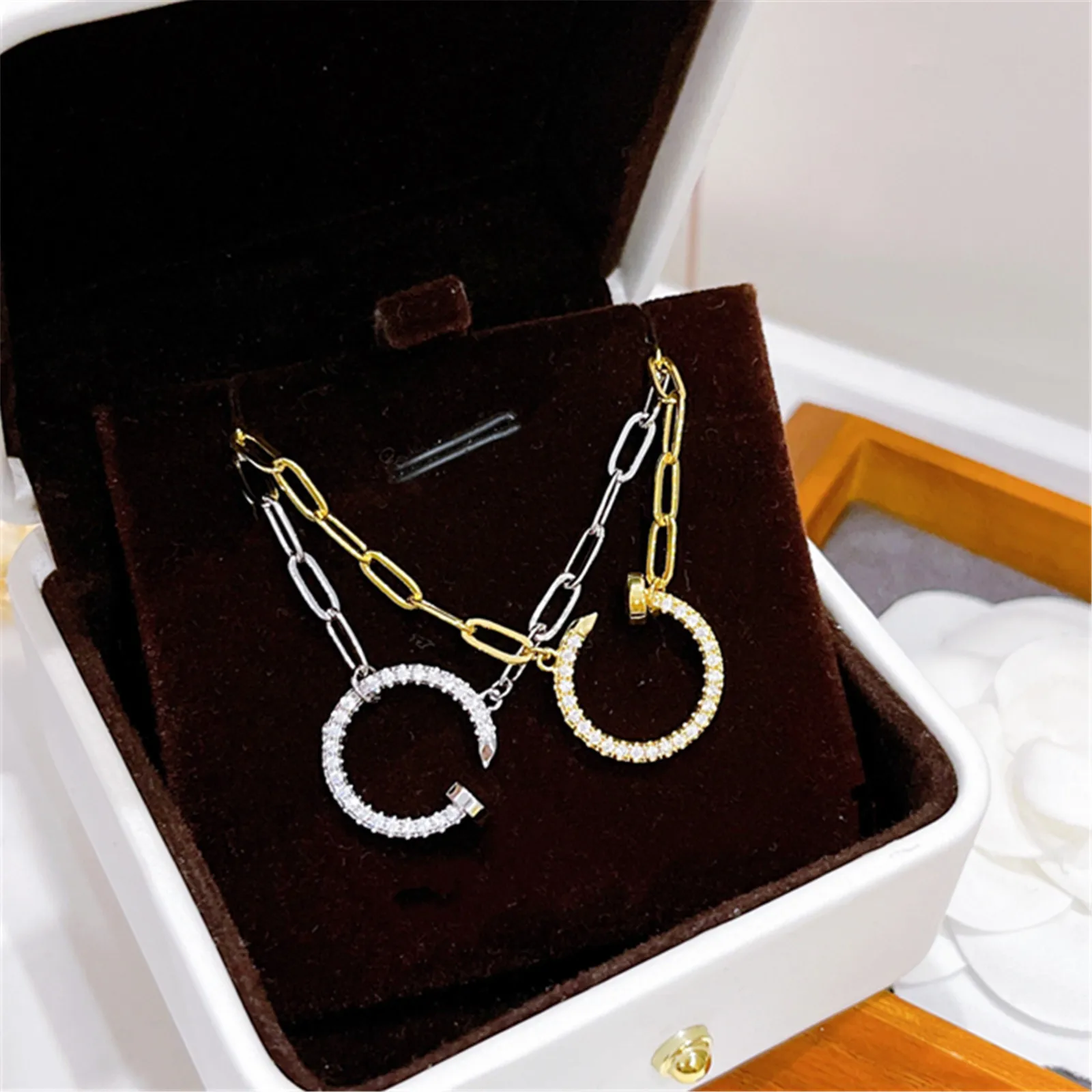 2023 New jewelry geometric letter Pendant necklace women Minority design sense of light luxury simple clavicle chain wholesale