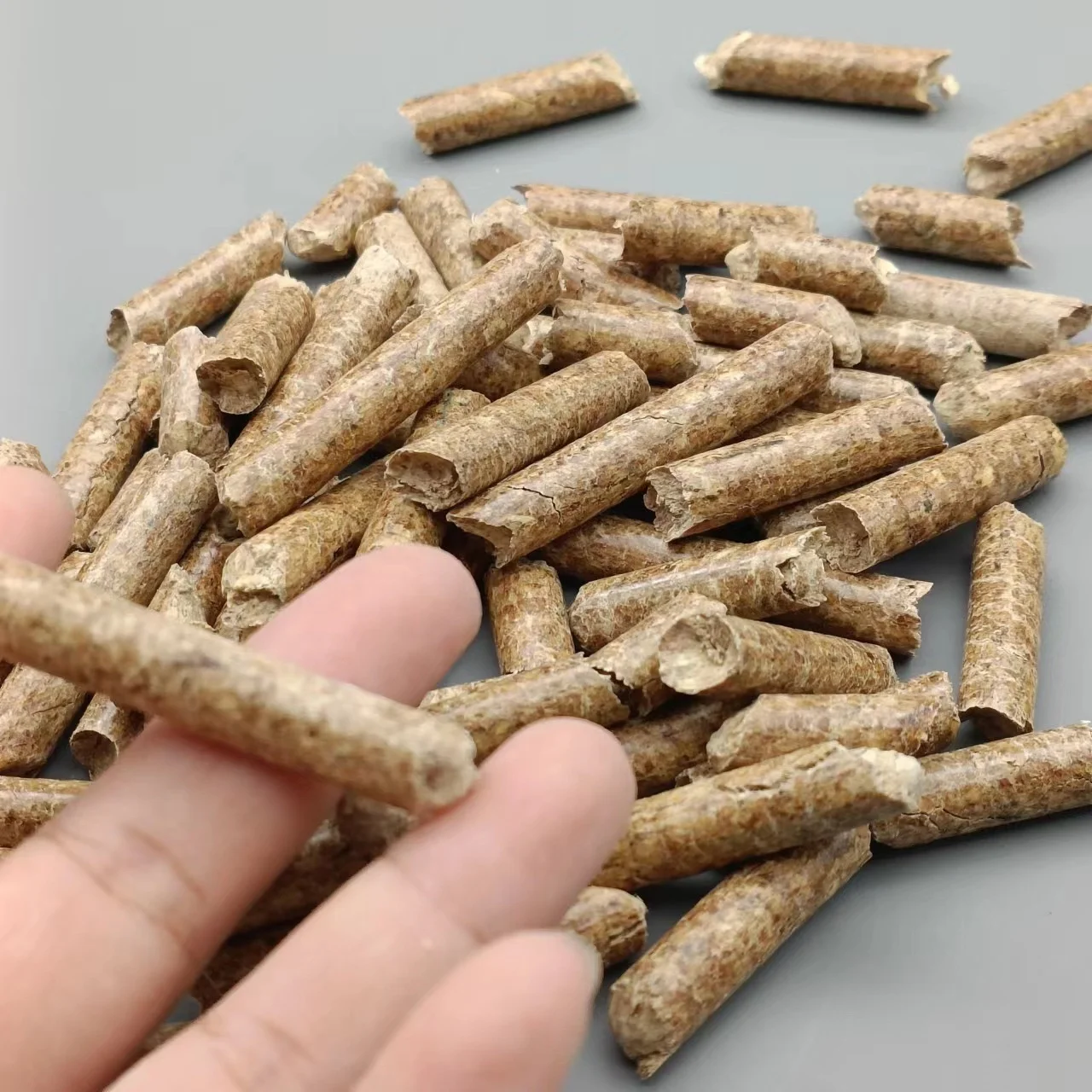 Selling High Quality En Plus-a1 6mm/8mm Fir Pine Beech Wood/Bamboo Pellets In 15kg Bags For Heating