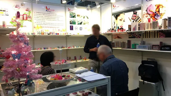 Hot Sale Novel Design Daruma Doll Blue Teddy Bear Flavor Lip Gloss Makeup Tools Suitable For Female