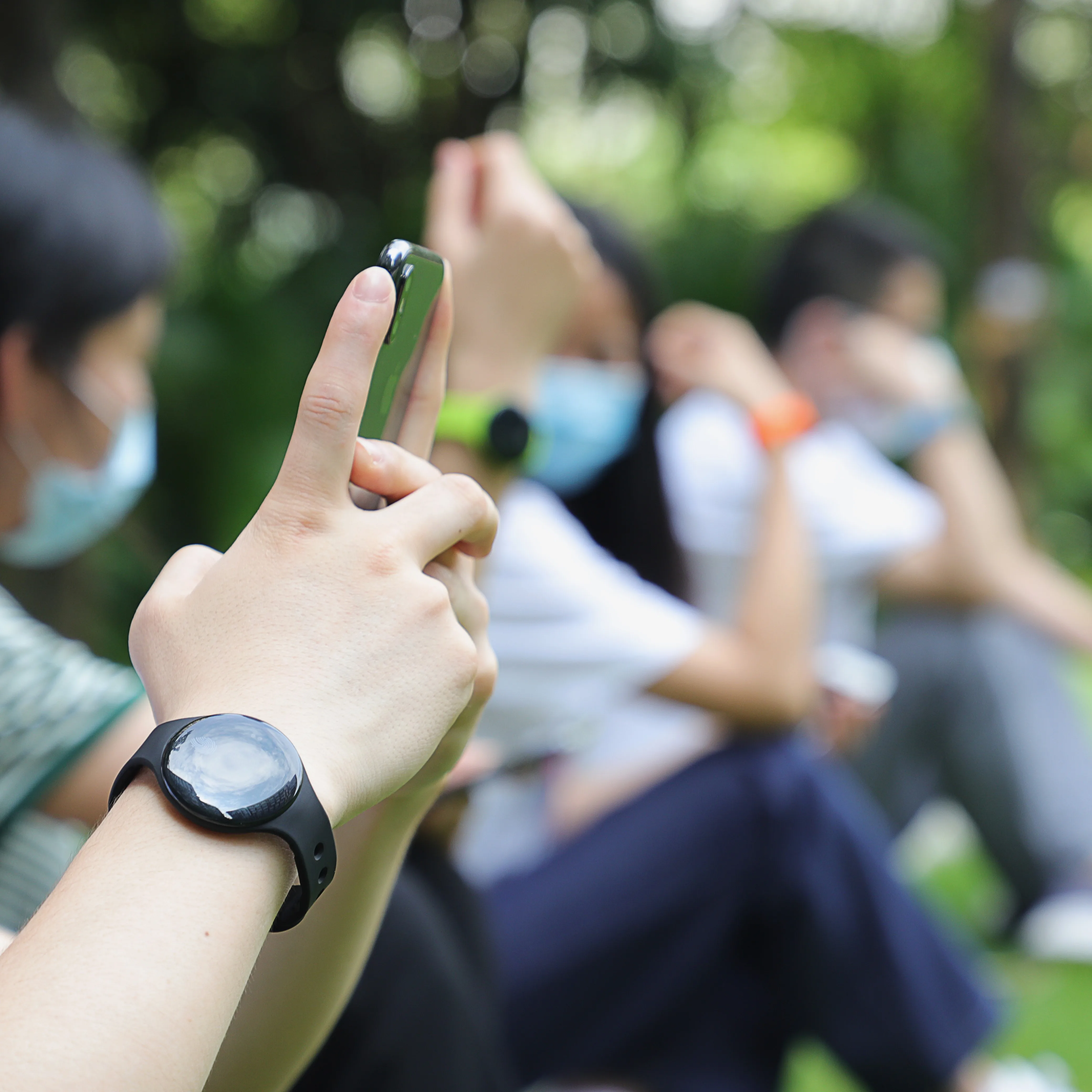 Quarantine bracelet social distancing device with vibration / sound / led alert reminding keep safe distance