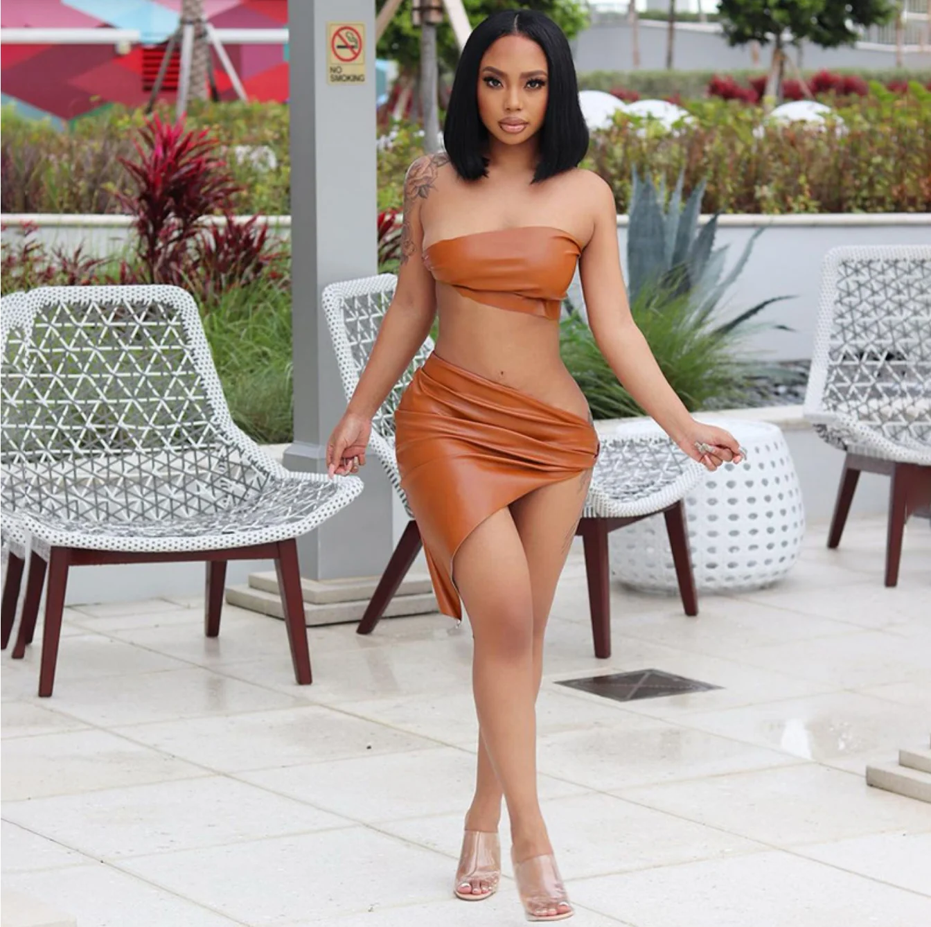 BM1088 New solid color leather Strapless with open navel and open back