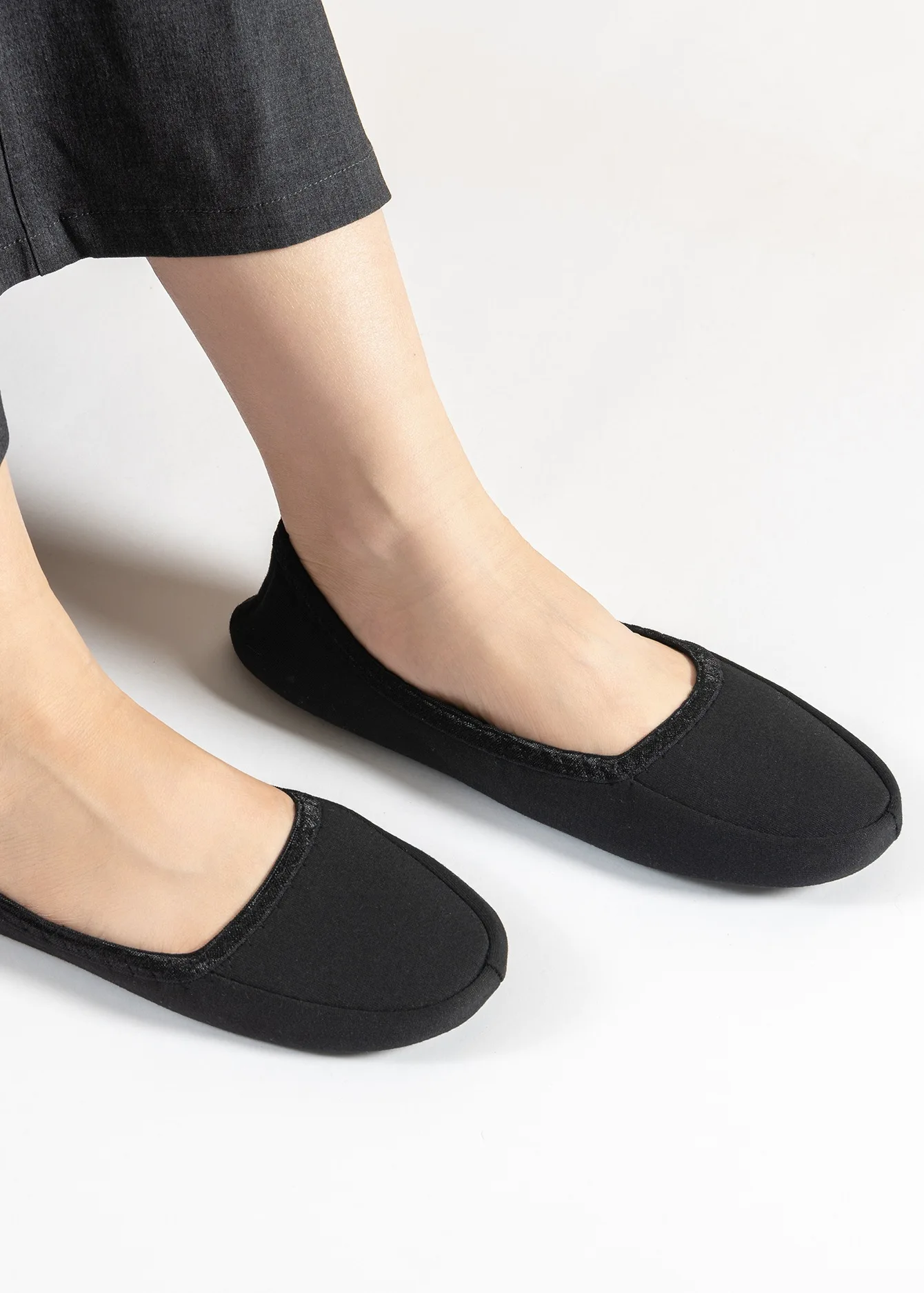 Portable Foldable Cotton Slippers Silent Indoor Travel Shoes for Men and Women for Winter Spring Packaged Closed Toe  Shoe