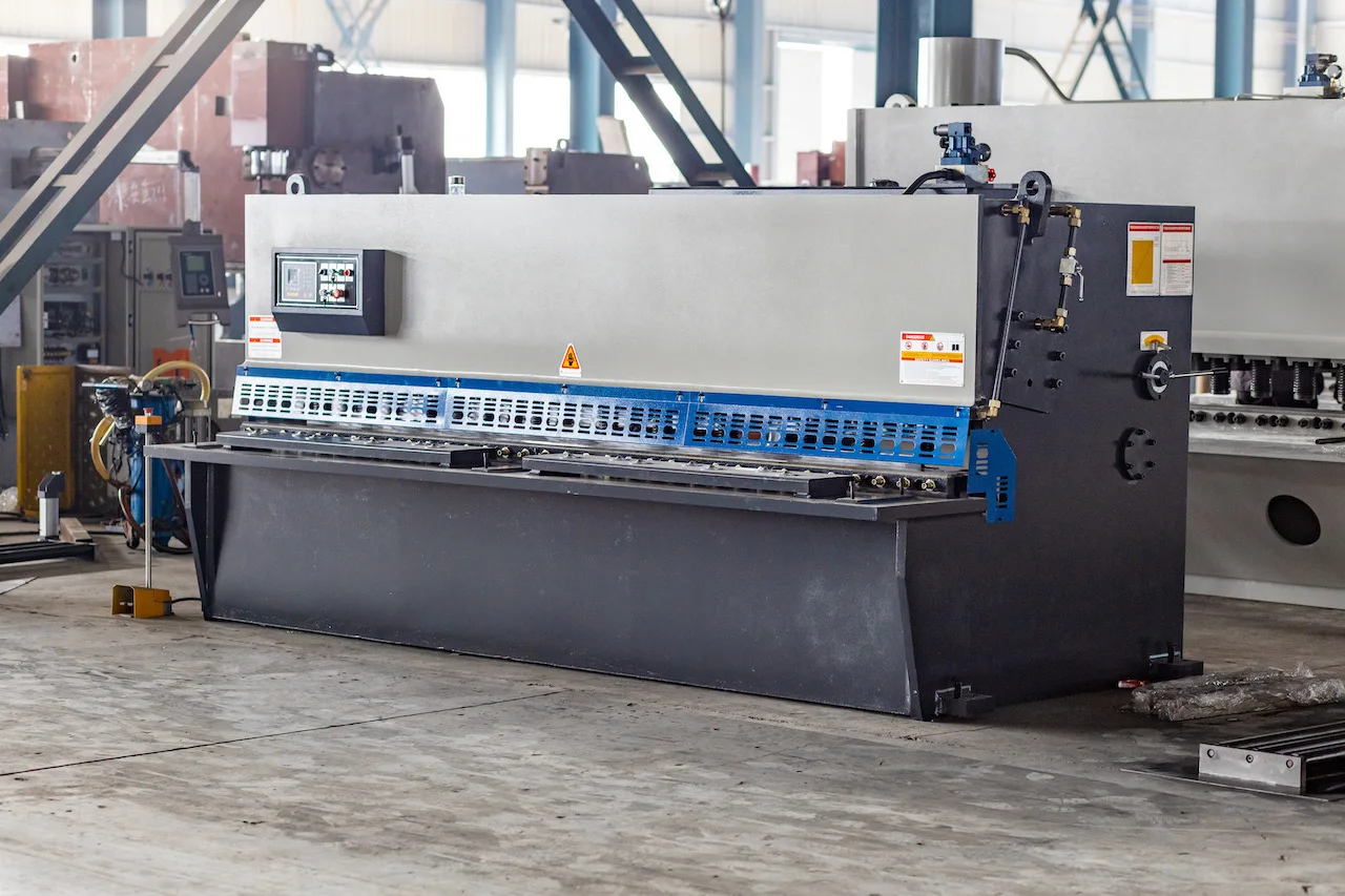 Hydraulic plate shearing machine cutting steel plate,metal cutting machine cutting length 3200mm with 13 mm thick metal