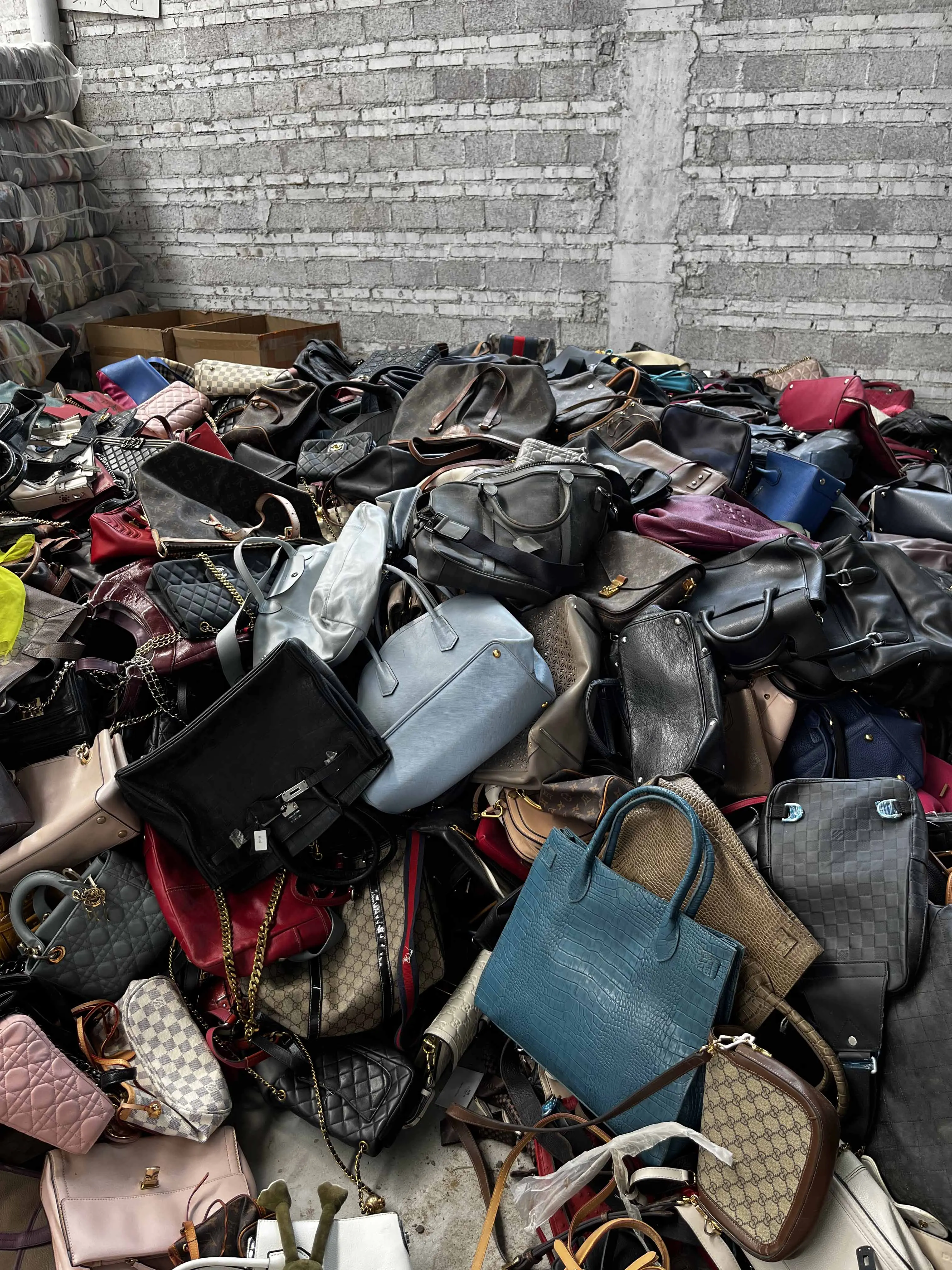 Low cut sports shoes inventory used shoes brand 90% new second hand shoes in bales