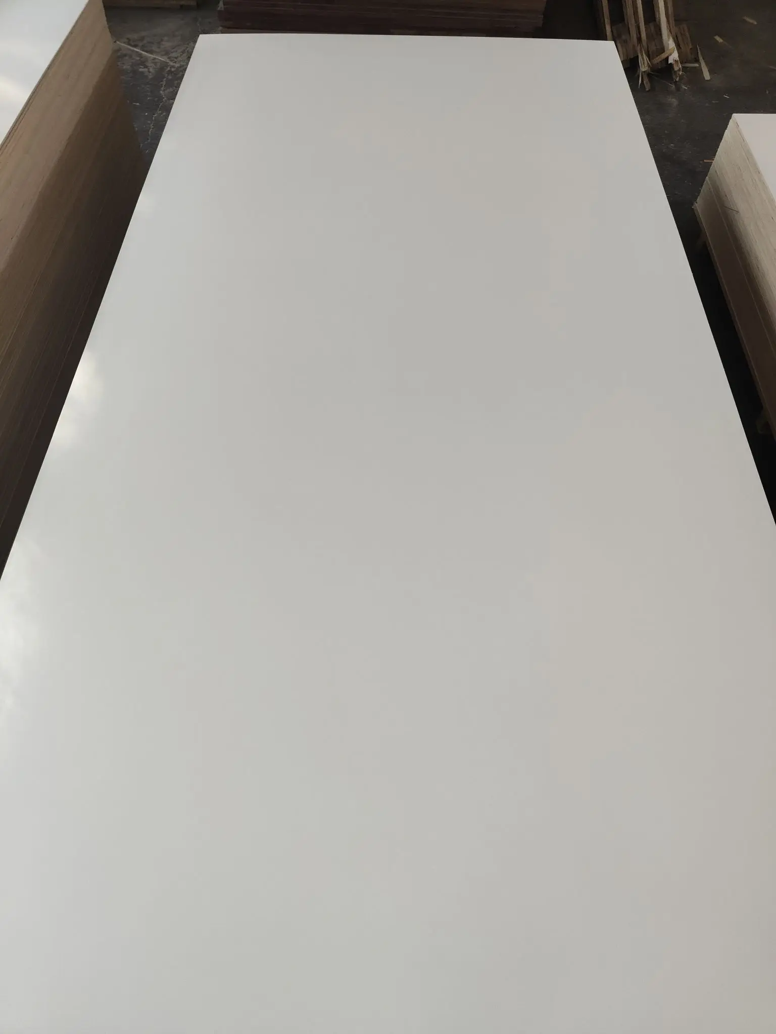 18mm Furniture Grade White Hpl Plywood Laminated Plywood For Kitchen Carcass