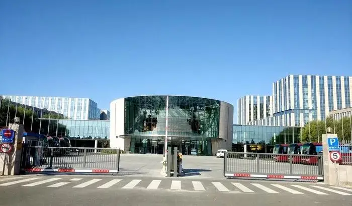 China cantilever gate and entrance gates for school and hospital