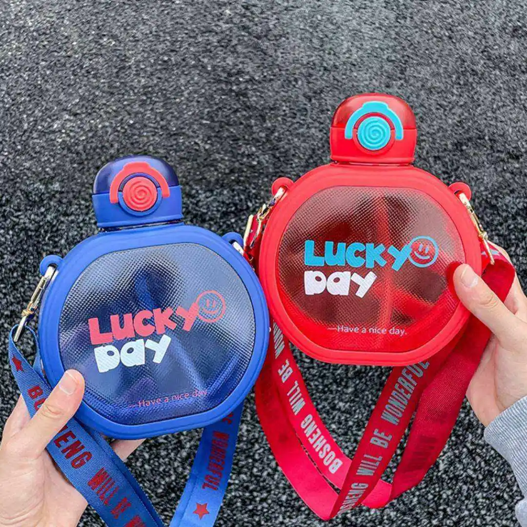 700Ml Fliptop Round Flat Portable Reusable Cute Tritan Plastic Water Bottles With Straw For Kids