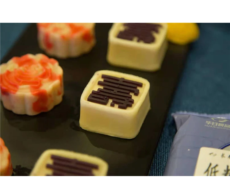 Direct Sales Cantonese-style Moon Cakes Mid-autumn Moon Cakes with Red Bean Flavor in Bulk