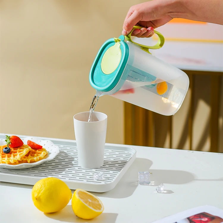 Hot sale large capacity 2200ml PP cold water pitcher fruit tea strainer measuring scale plastic jug with infuser and filter lid