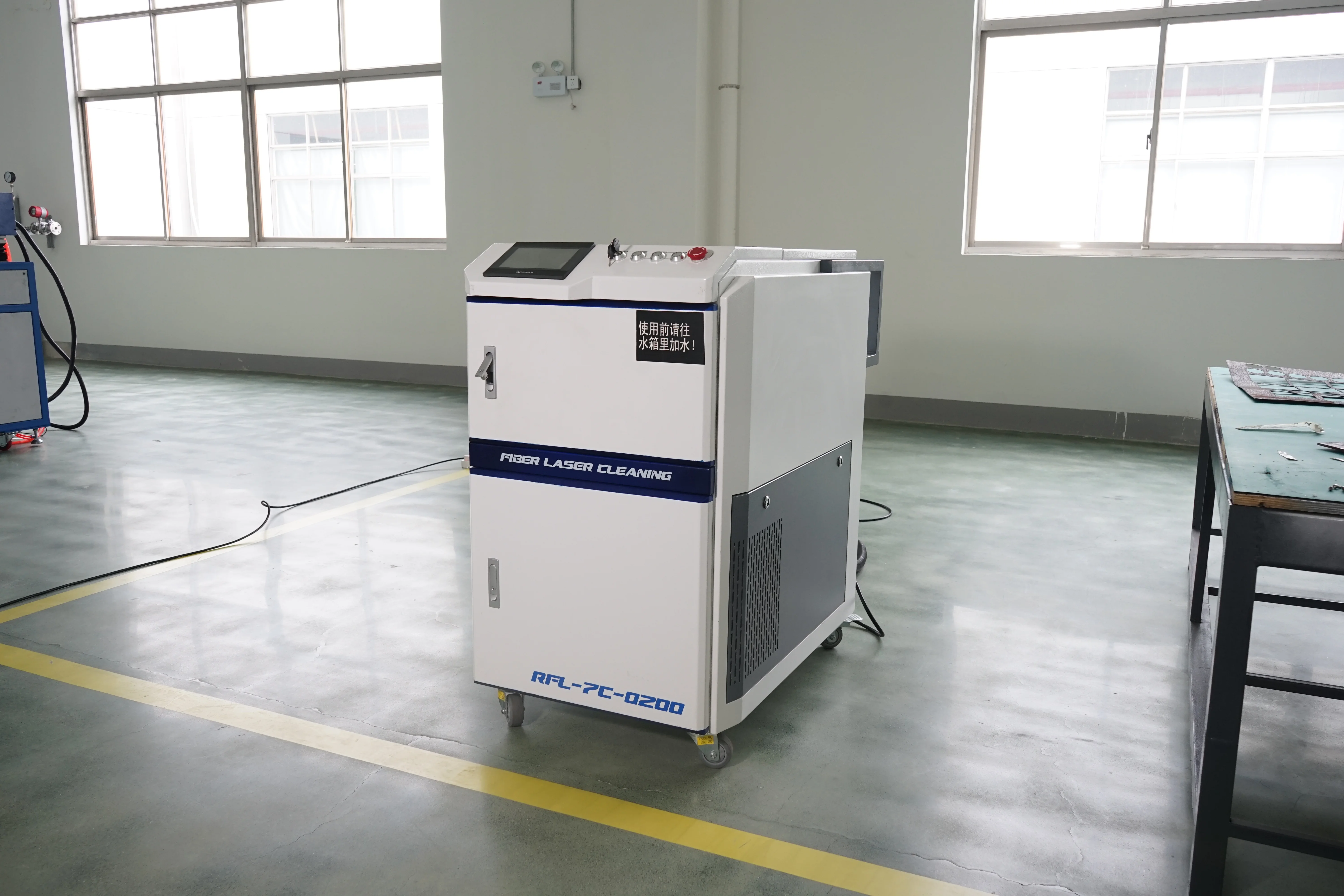 Портативная машина для очистки бежевого волоконного лазера, 200 Вт, 100 Вт, высокое качество, удаление ржавчины