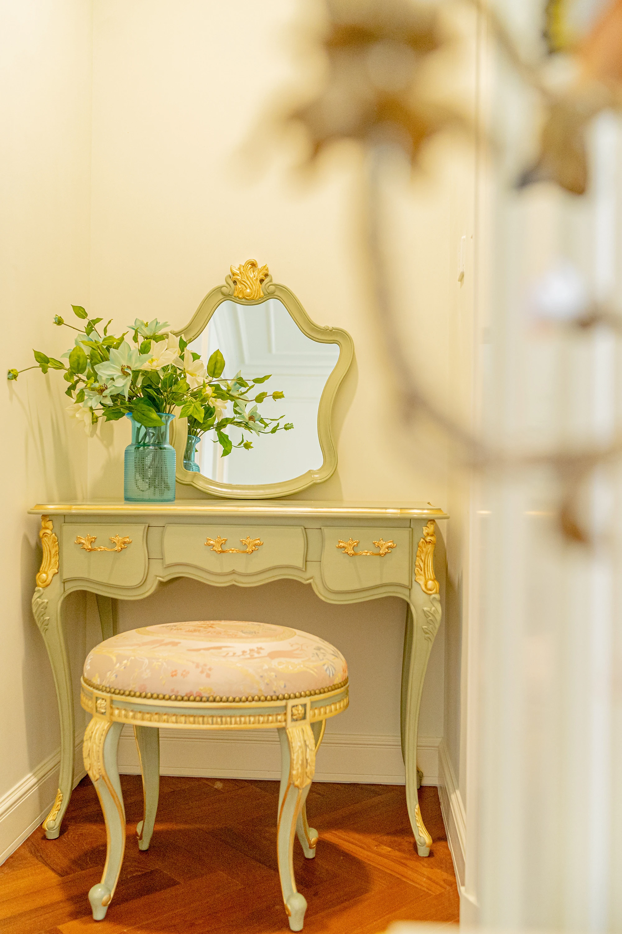 New Design Modern Vanity Desk Model Wooden Dressing Table with Mirror and Stool Tocador De Maquillaje Bags White LED Light OEM