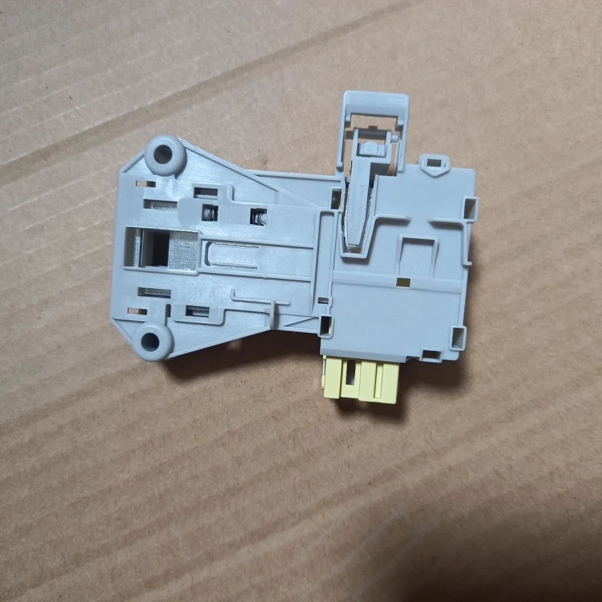 Переключатель дверного замка Electrolux
