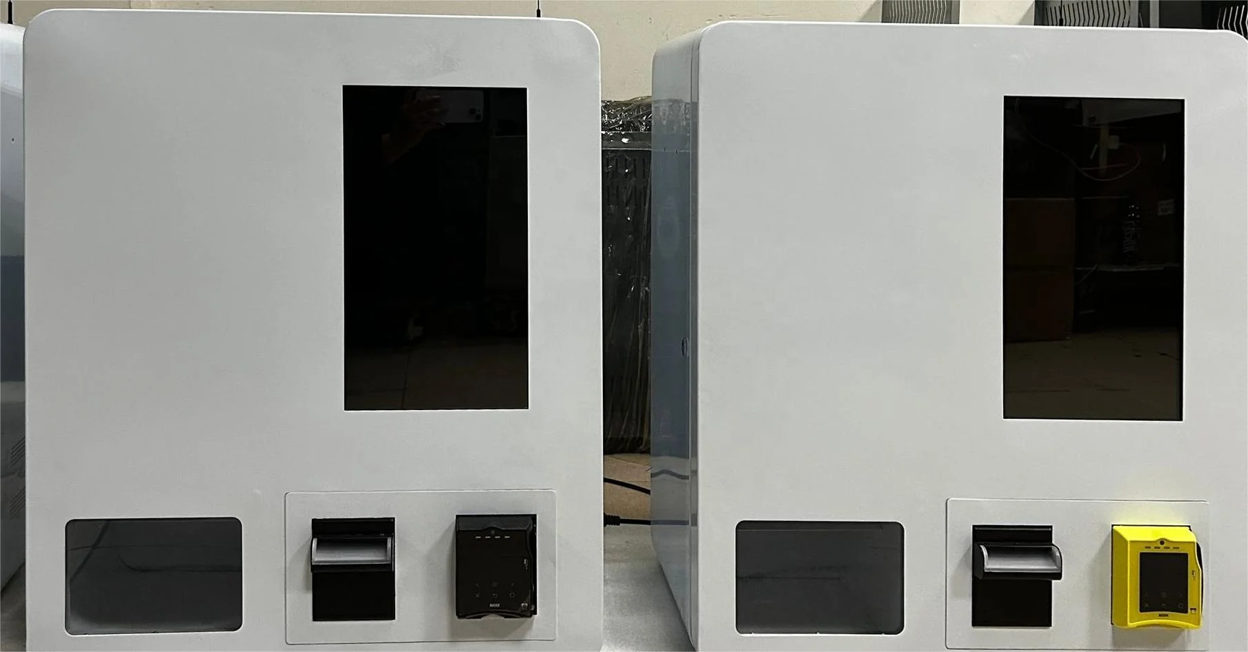 15.6 inch touch screen Mini wall mounted cigarette vending machine with US ID verification cashless payment display video