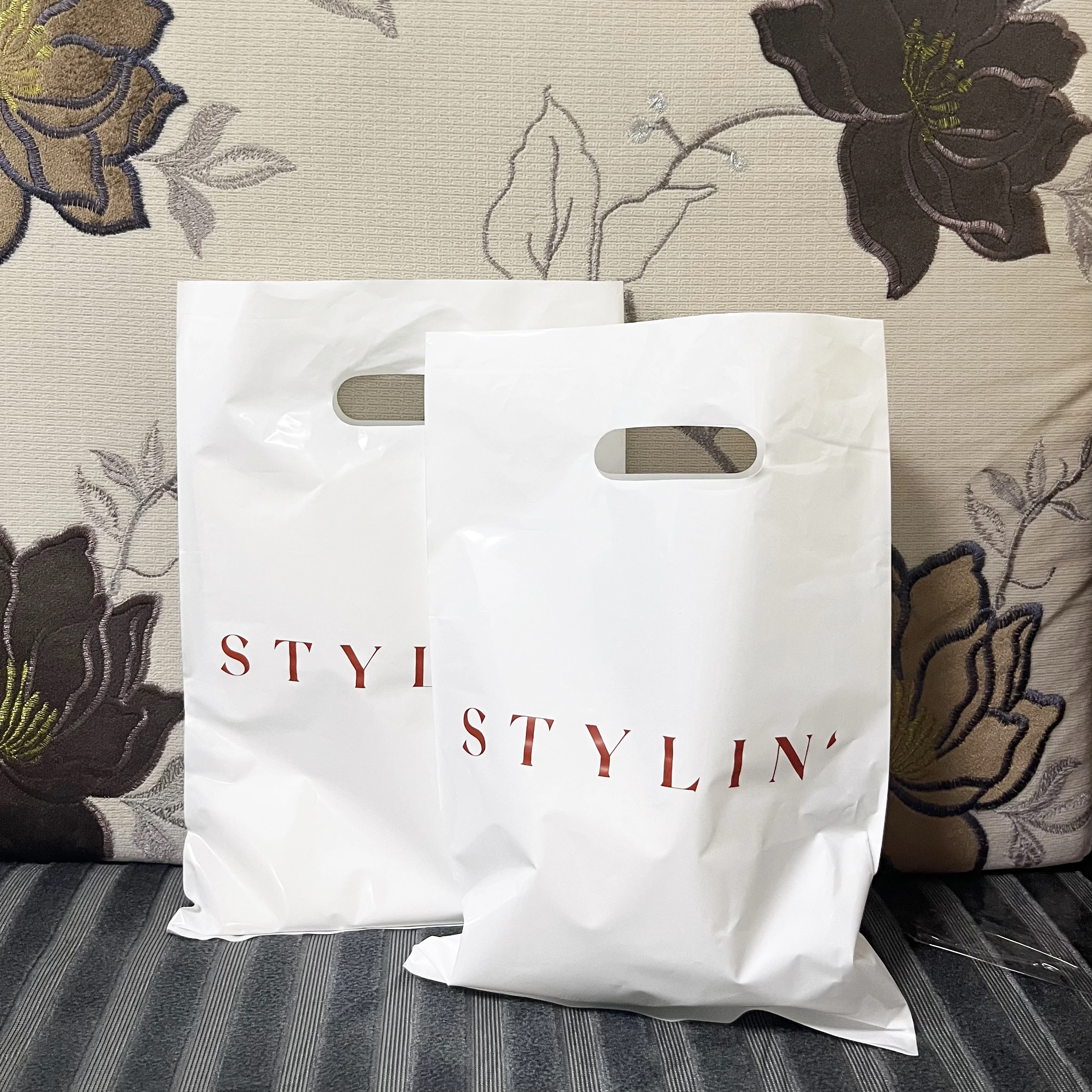 Hot Sell High Quality Printed  Plastic Packaging Bag Merchandise Handle Plastic Die Cut Bag For Clothes Shopping Bags With Logo