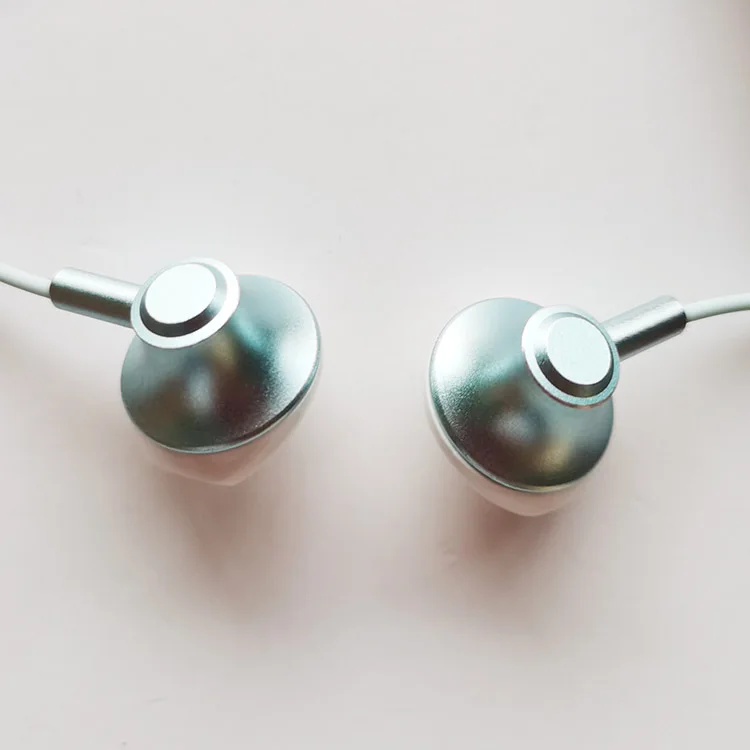 Factory direct sales soft silicone earplugs are more comfortable to wear of fashion earphone earbuds